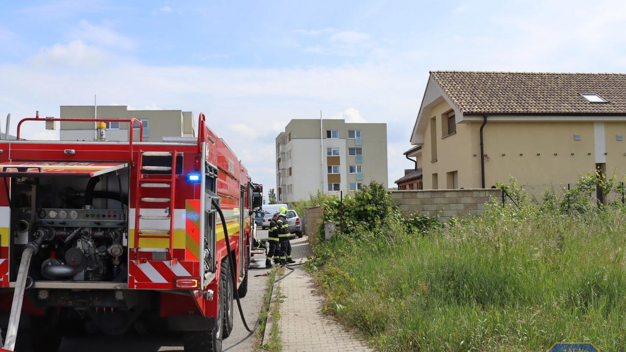 Bratislavskí hasiči v stredu (21. 5.) poobede zasahovali pri požiari v rodinnom dome na Ulici Eugena Suchoňa v Pezinku.