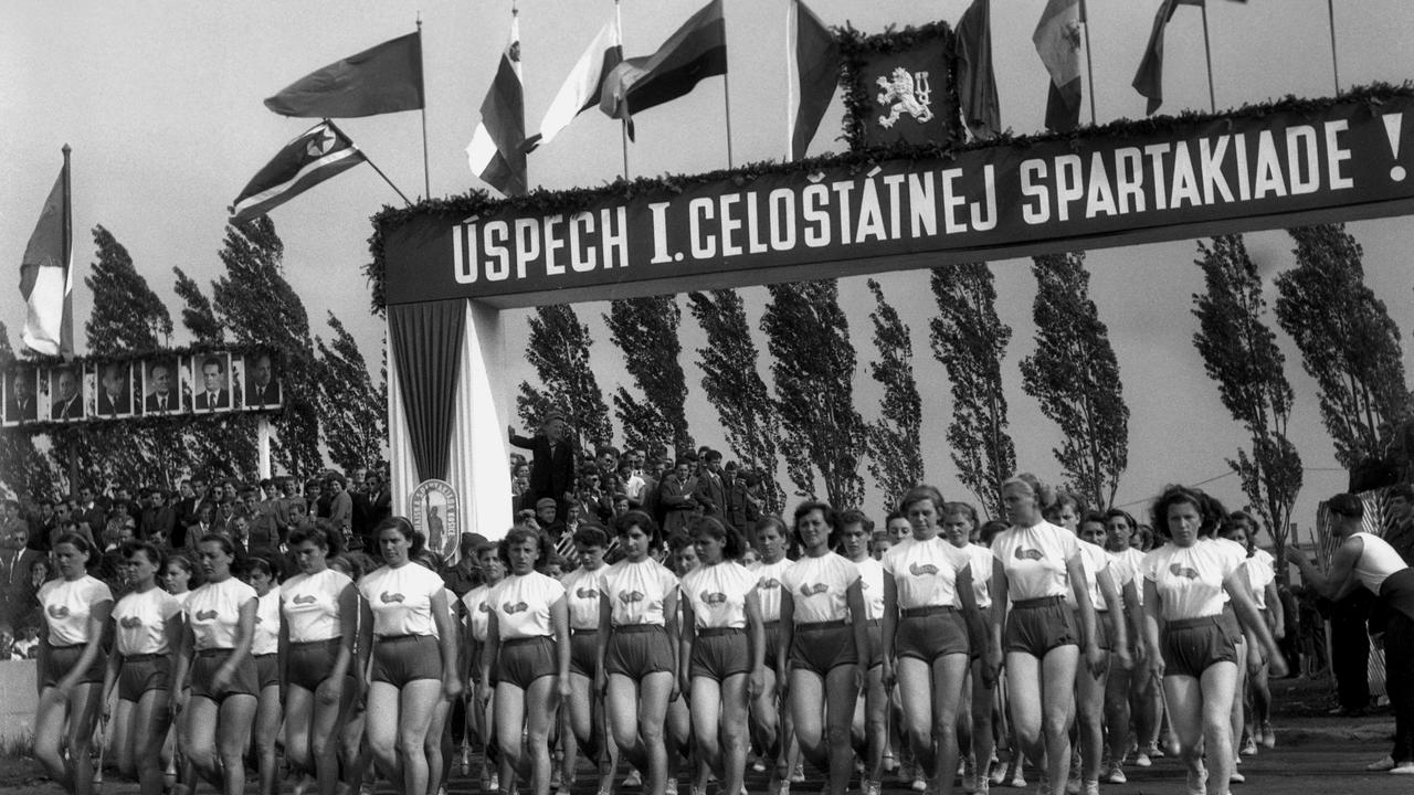 Na archívnej snímke zo 16. mája 1955 Okresná spartakiáda v Košiciach. Vyše 6000 športovcov- cvičencov z Košíc a okresu vystúpením na prvej okresnej spartakiáde v nedeľu 15. mája v Košiciach dokázali svoju jednotu a silu ako aj pripravenosť na prvú celoštátnu spartakiádu. Na snímke nástup žien ROH.