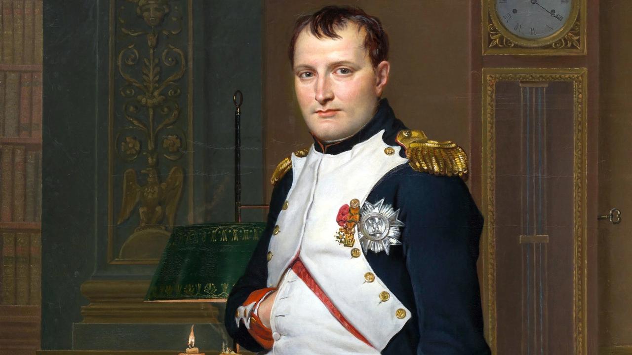 Meč patriaci francúzskemu cisárovi Napoleonovi Bonapartemu vyrobený špeciálne preňho vydražili vo štvrtok za takmer 4,7 milióna eur. Podľa aukčnej siene Drouot cena násobne prekročila predpokladanú finálnu ponuku, píše TASR podľa správy agentúry AFP.