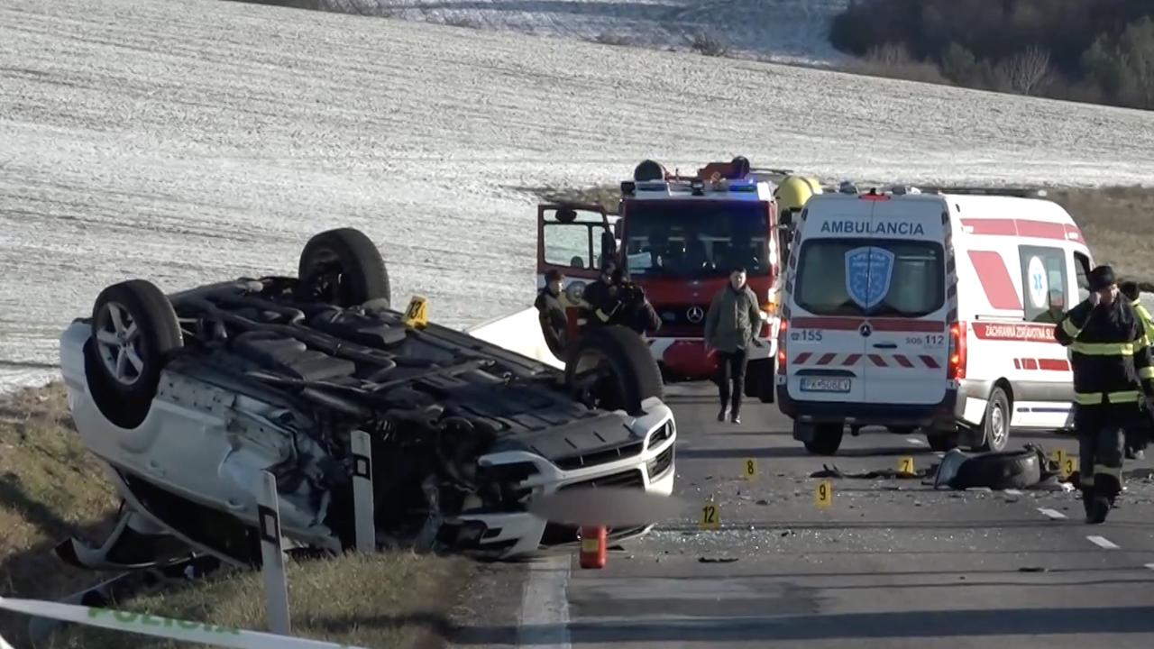 Tragická nehoda sa stala na druhý sviatok vianočný, krátko pred 11-tou hodinou dopoludnia. Zrazili sa dve autá, sedelo v nich 7 pasažierov, dvaja zrážku neprežili. Pri nehode zasahovalo 9 hasičov z Raslavíc, záchranári aj policajti.