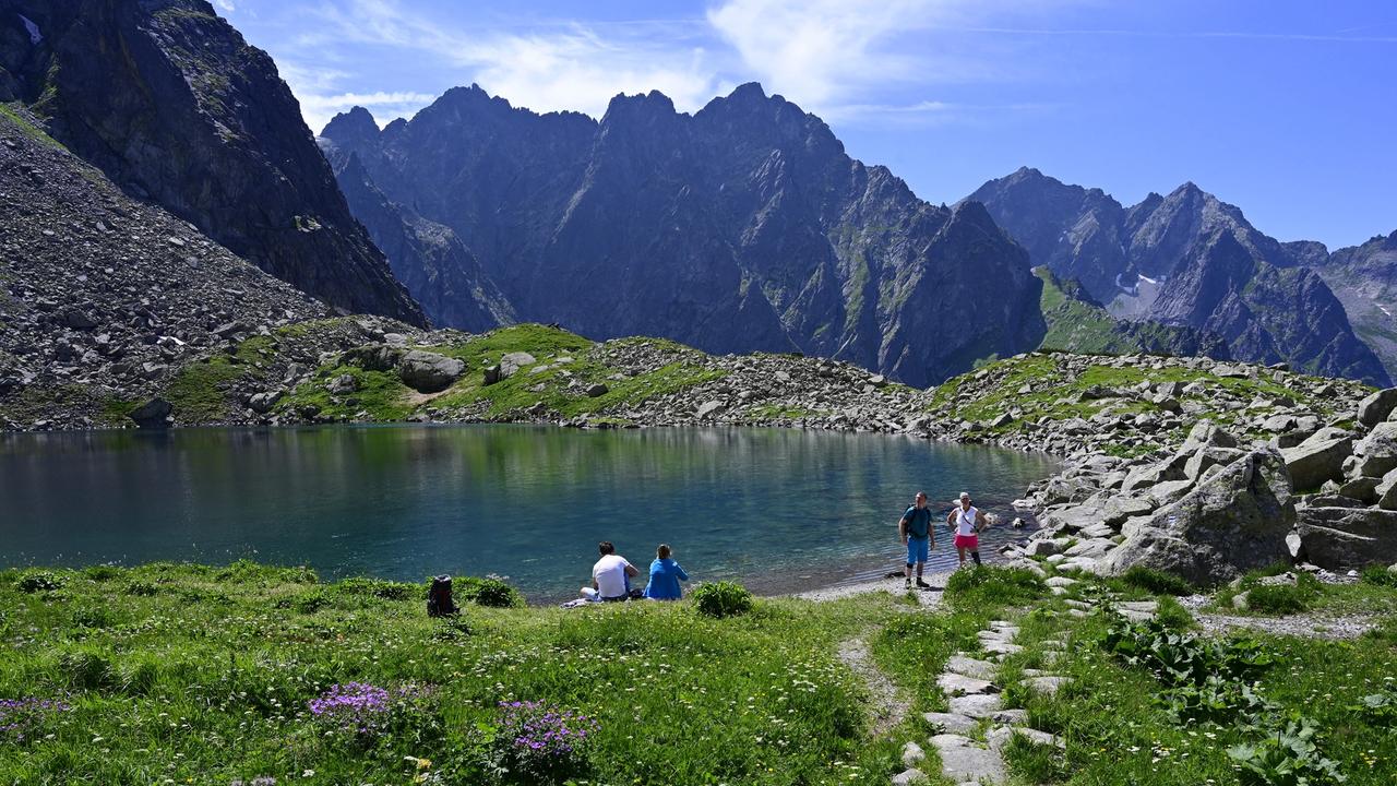 Na snímke mohutná hradba štítov nad Litvorovým plesom, zľava Zlobivá, Rumanov štít, Gánok (Ganek), v pozadí druhé sprava sú Rysy a celkom vpravo Malé Rysy.