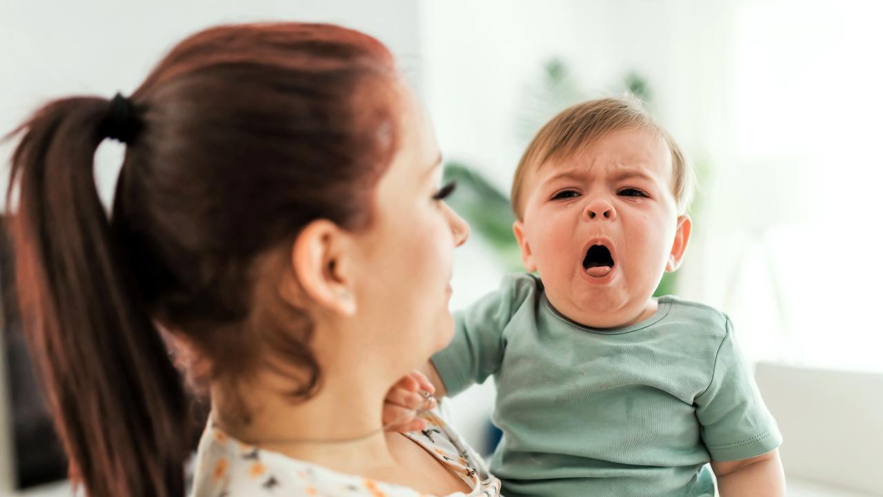 Dusivý kašeľ. Pacient sa snaží nadýchnuť, keď mu vzduch preniká do pľúc počuť kikiríkanie alebo híkanie. 