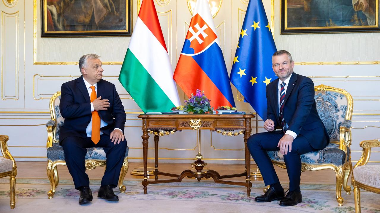 Na snímke vpravo prezident Slovenskej republiky Peter Pellegrini, ktorý prijal predsedu vlády Maďarska Viktora Orbána.