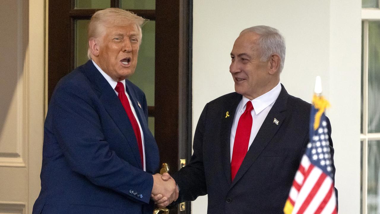 AZ9 Washington - Americký prezident Donald Trump (vľavo) a izraelský premiér Benjamin Netanjahu sa vítajú pred Bielym domom vo Washingtone v pondelok 7. apríla 2025. FOTO TASR/AP
President Donald Trump, left, greets Israel's Prime Minister Benjamin Netanyahu at the White House, Monday, April 7, 2025, in Washington. (AP Photo/Evan Vucci)