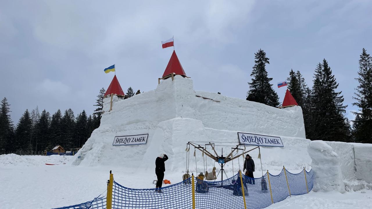 Ukrajinská zástava sa vyníma aj na Snežnom zámku v Zakopanom.