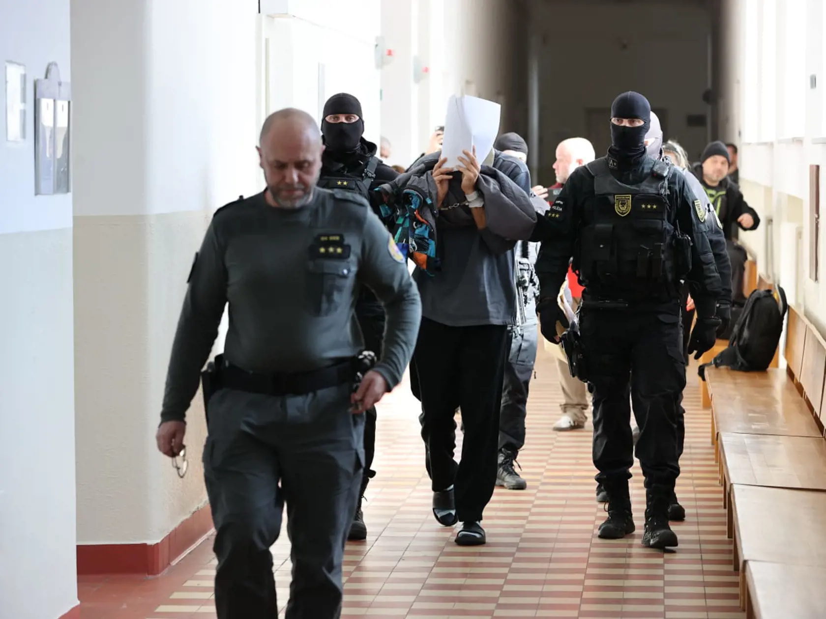 Mestský súd Bratislava I v týchto chvíľach rozhoduje o väzbe pre 43-ročného Juraja, ktorého polícia viní z brutálnej vraždy svojej manželky Janky († 40) v bratislavskom Prievoze. Manželský pár žil v susedstve lídra skupiny Elán Joža Ráža.