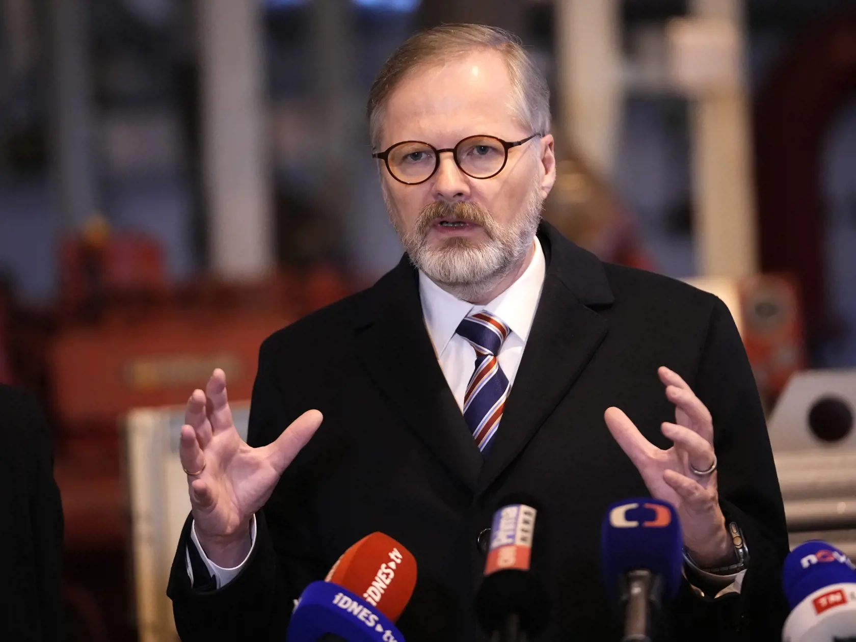 České koaličné strany sa na štvrtkovej schôdzke o bezpečnosti ČR, ktorú zvolal premiér Petr Fiala, zhodli s opozičnými Pirátmi na nutnosti silnej českej armády či potrebe dočasne rozvoľniť pravidlá rozpočtovej zodpovednosti, aby sa výdavky na obranu mohli postupne zvyšovať. Uviedli to po skončení rokovania, na ktoré nedorazili opozičné hnutia ANO a SPD.