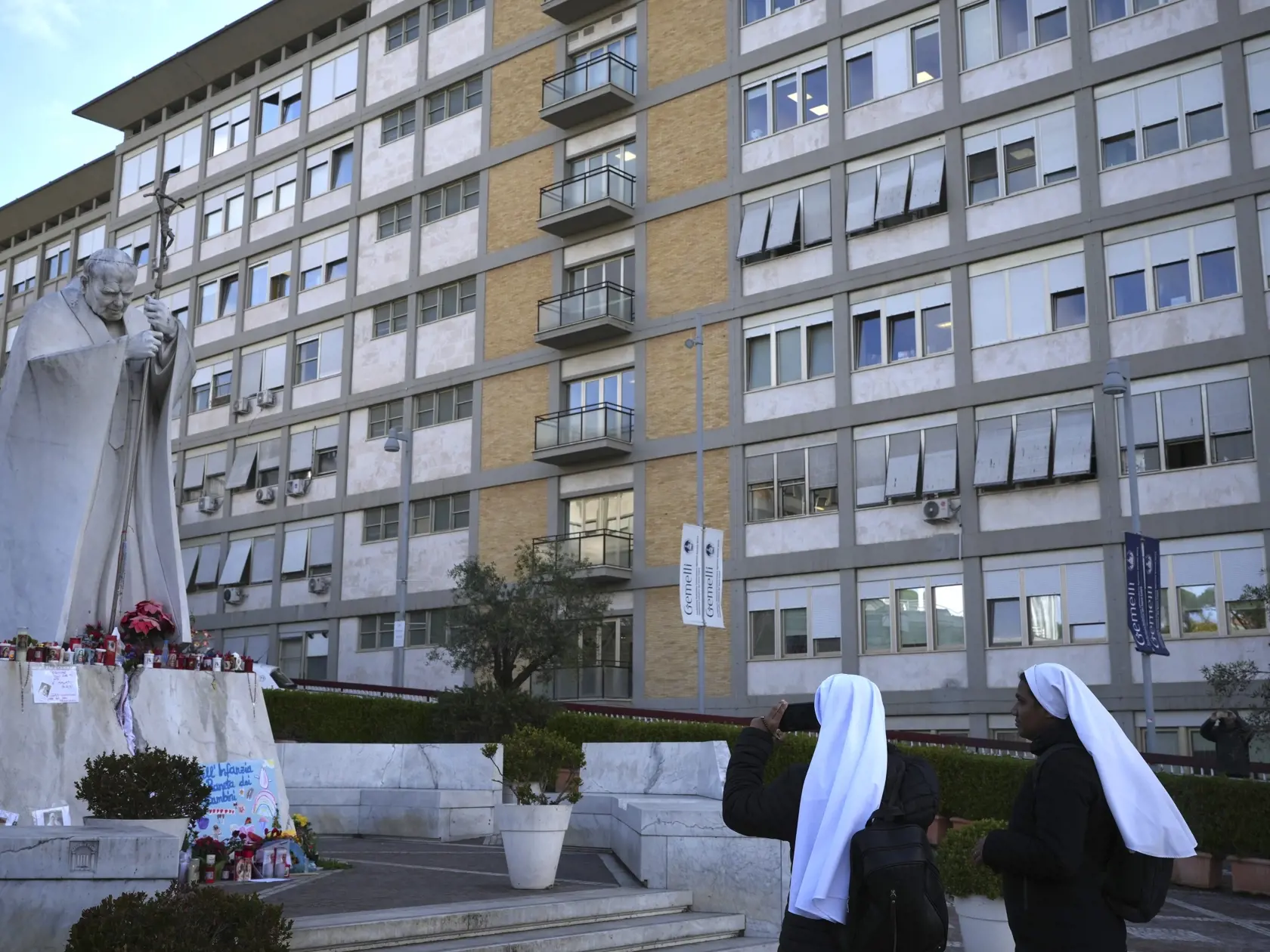Mníšky sa modlia pred mramorovou sochou zosnulého pápeža Jána Pavla II. pred nemocnicou Agostino Gemelli v Ríme 28. februára 2025, kde je hospitalizovaný pápež František. Pápež František, ktorý bojuje s obojstranným zápalom pľúc, má za sebou ďalšiu pokojnú noc v rímskej nemocnici Gemelli, oznámila v piatok tlačová služba Vatikánu. TASR informuje podľa správ agentúr AFP a portálu Vatican News. Vatikán vo štvrtok večer uviedol, že zdravotný stav pápeža Františka sa naďalej zlepšuje a už nie je kritický. Lekári však naďalej trvajú na tom, že na vyjasnenie prognózy potrebujú viac dní "klinickej stability", kým prehodnotia svoju zdržanlivú prognózu.