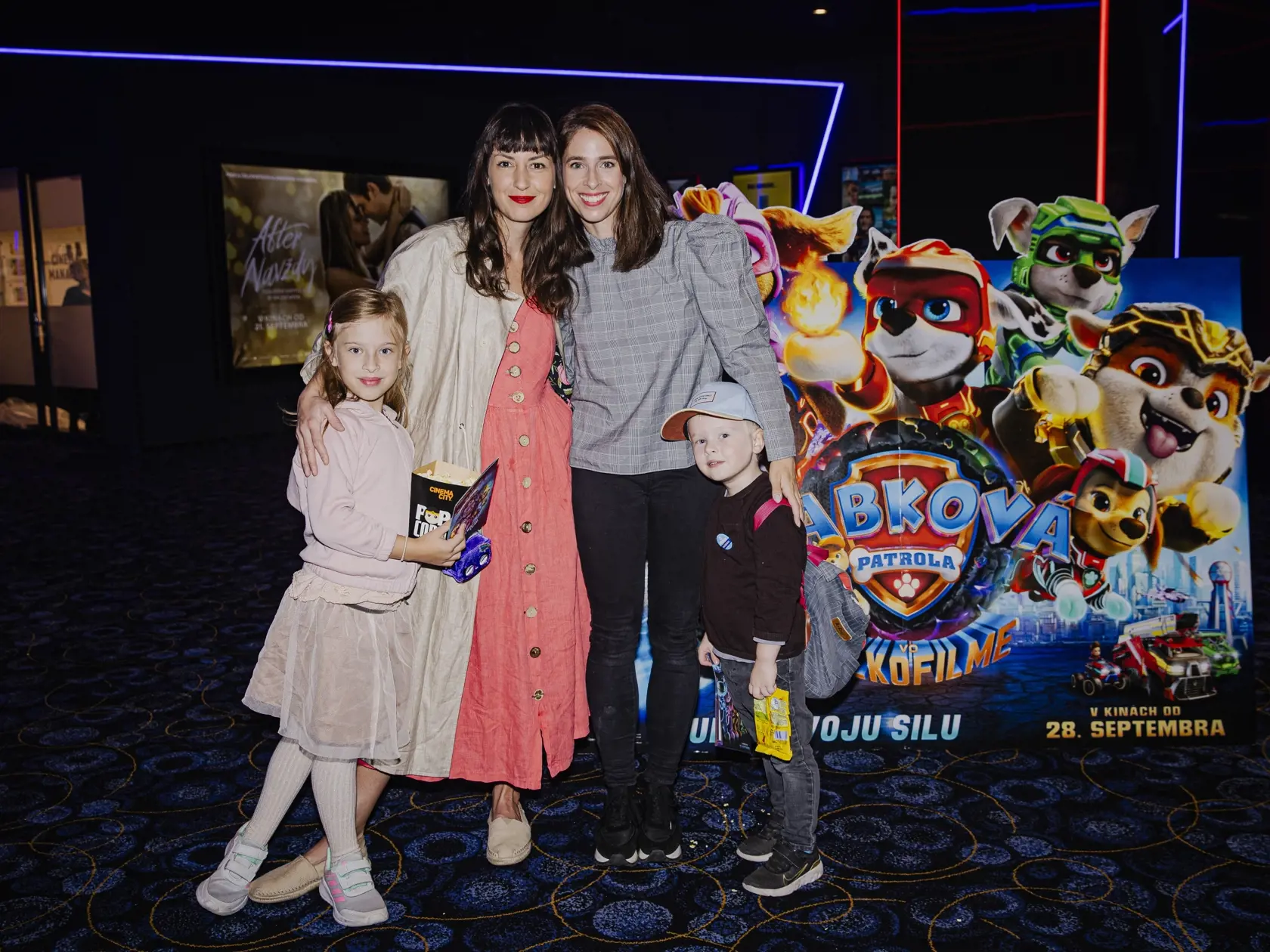 Na snímke Tamara Šimončíková Heribanová a Zuzana Porubjaková počas slávnostnej premiéry filmu Labková patrola vo veľkofilme.