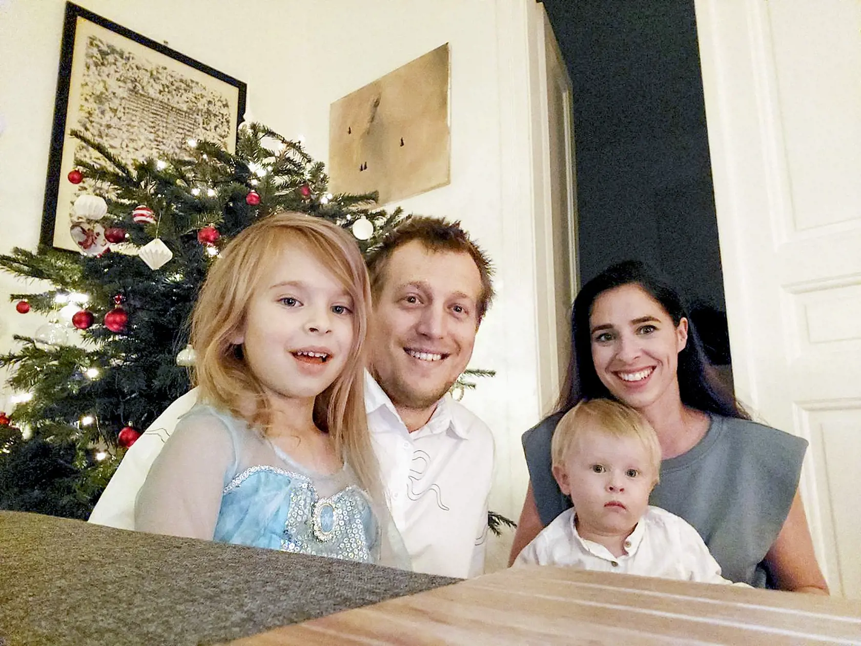 Zuzka s manželom a deťmi.