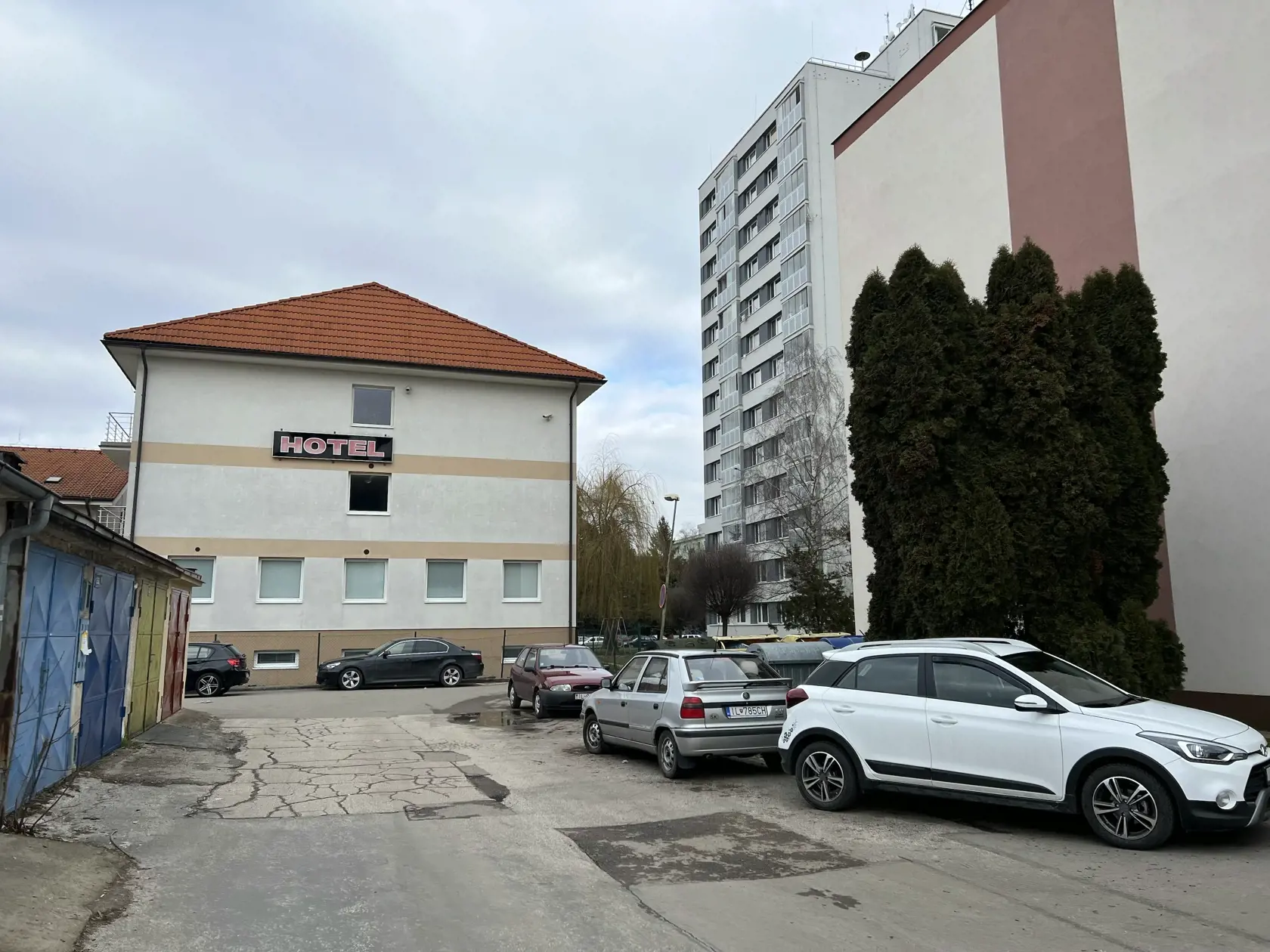 Ako dodala, polícia zadržala osoby podozrivé zo skutku, obvinenie voči konkrétnej osobe alebo osobám zatiaľ polícia nevzniesla. Podľa informácii denníka Plus jeden deň malo ísť o Ukrajinca. V byte sa s ním nachádzala aj jeho manželka, tiež Ukrajinka a jej mama, ktoré polícia okamžite zobrala na výsluch.