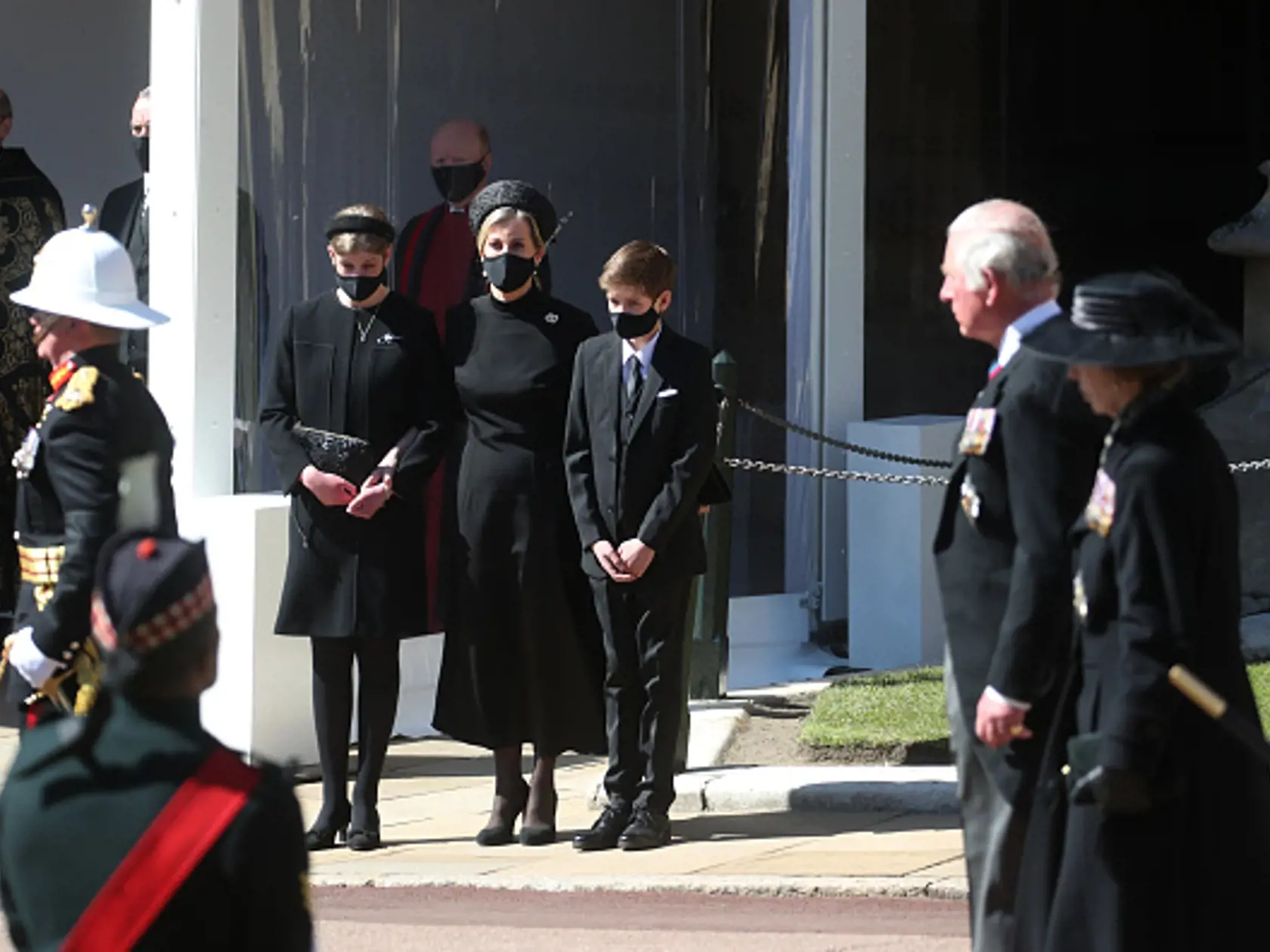 O blízkom vzťahu a hlbokom zármutku nad stratou milovaného pradedka svedčí aj to, že 17-ročná lady Louis vzdala princovi Philipovi na sobotňajšom pohrebe poctu dojemným gestom. Na svoj smútočný odev si pripla jazdeckú brošňu, ktorú zdobila hlava koňa a stočený bič.