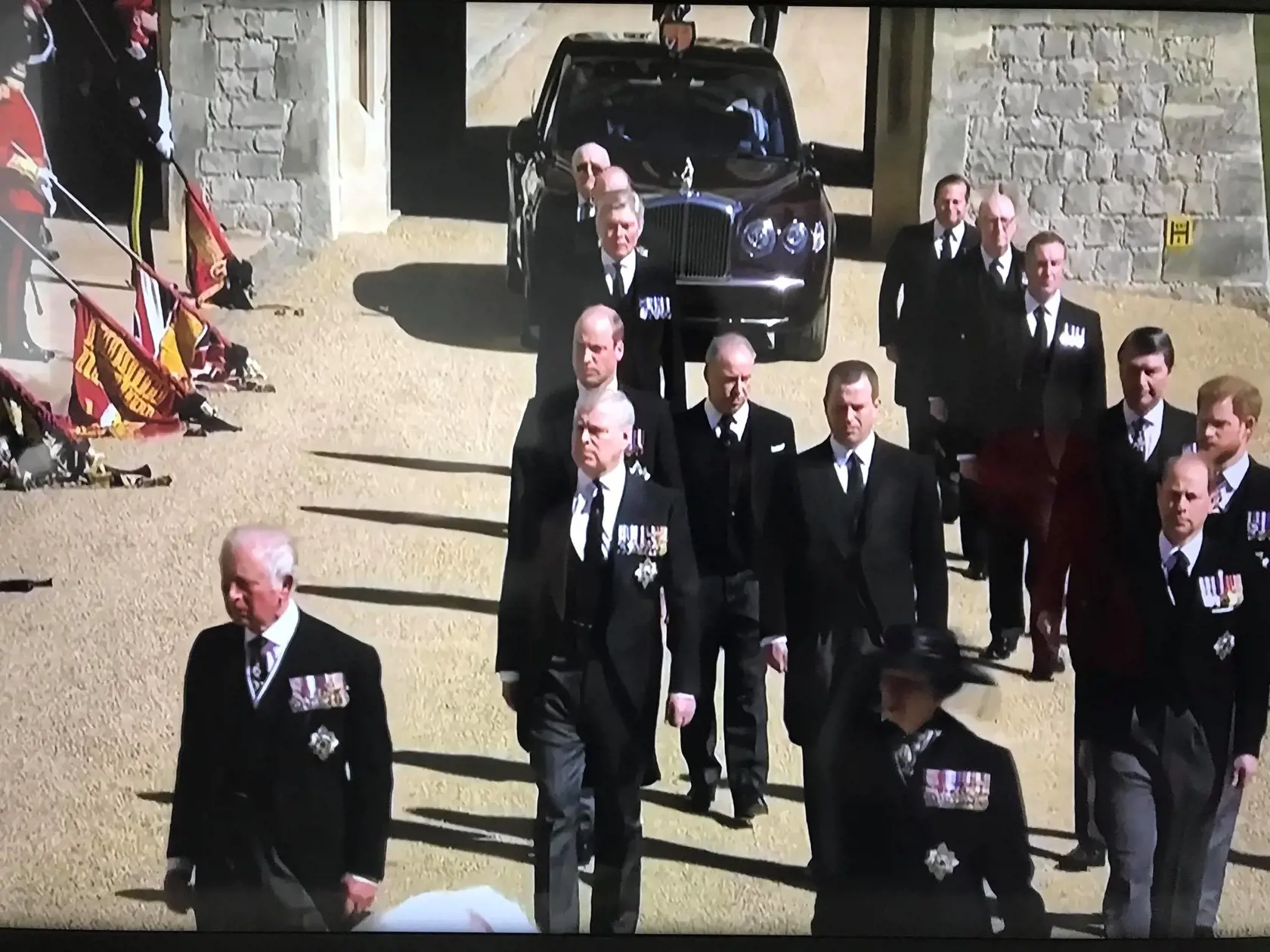 Posledná rozlúčka so zosnulým princom Philipom (†99) na zámku Windsor.