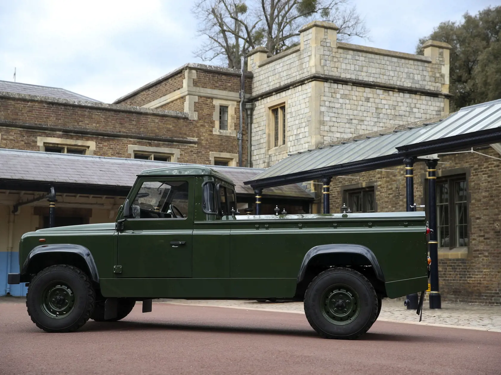 Rakvu s princom Philipom viezol špeciálne upravený Land Rover, ktorý on sám pomáhal navrhnúť.