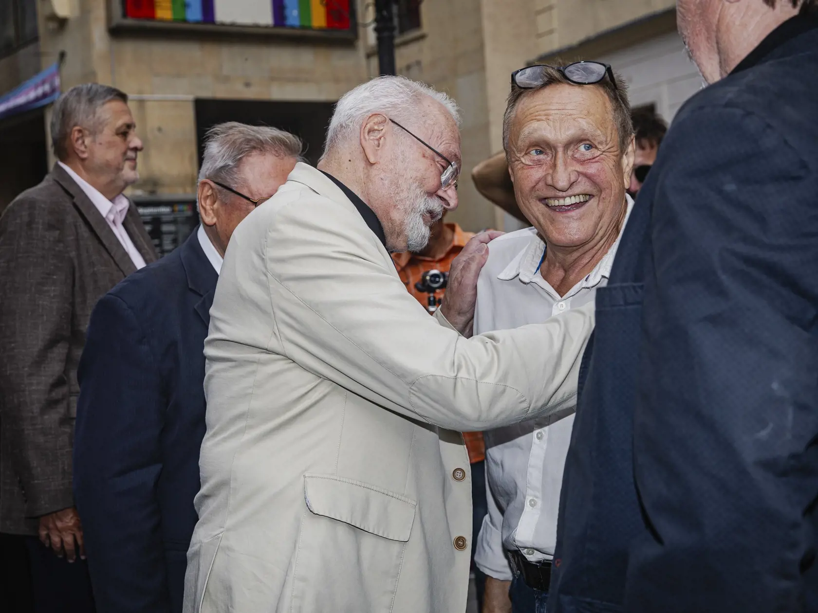Na snímke Ivan Gašparovič a Ľubomír Paulovič počas slávnostného odhalenia dlaždice Jurajovi Jakubiskovi na Filmovom chodníku slávy v Bratislave.