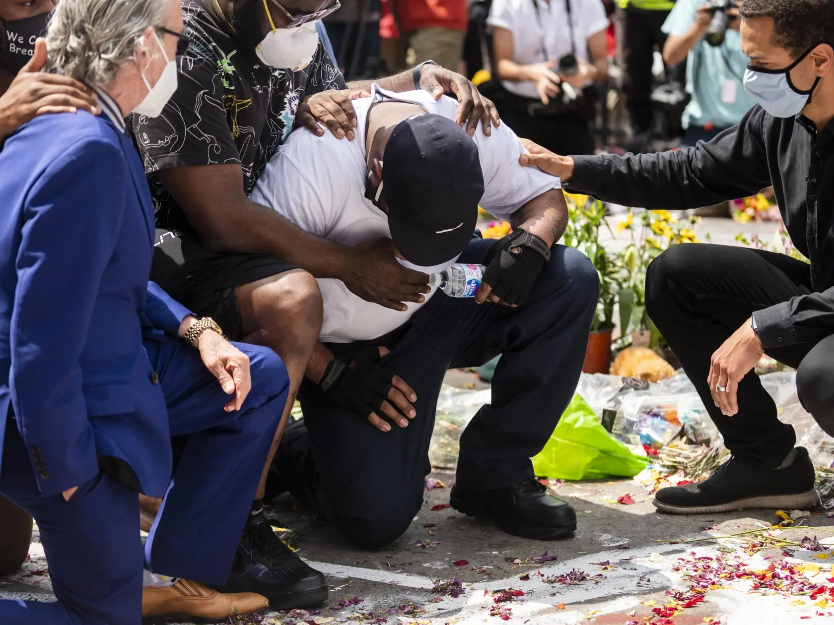 Brat Afroameričana Georgea Floyda smúti na mieste, kde jeho brata spacifikovala polícia.