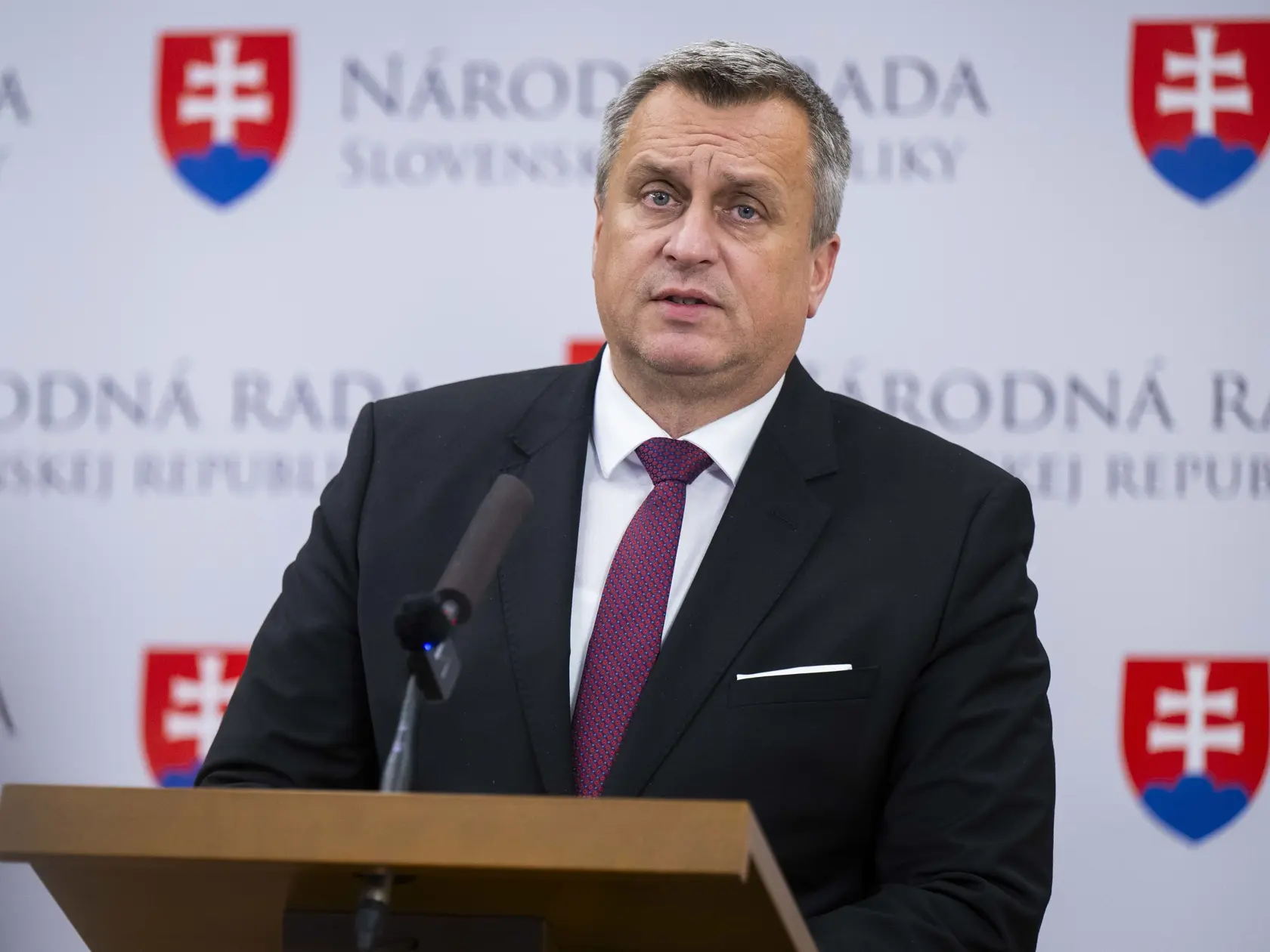 Na snímke predseda Slovenskej národnej strany (SNS) Andrej Danko počas tlačovej konferencie ku koaličným rokovaniam a vnútropolitickej situácii v Bratislave v  utorok 18. februára 2025. 
