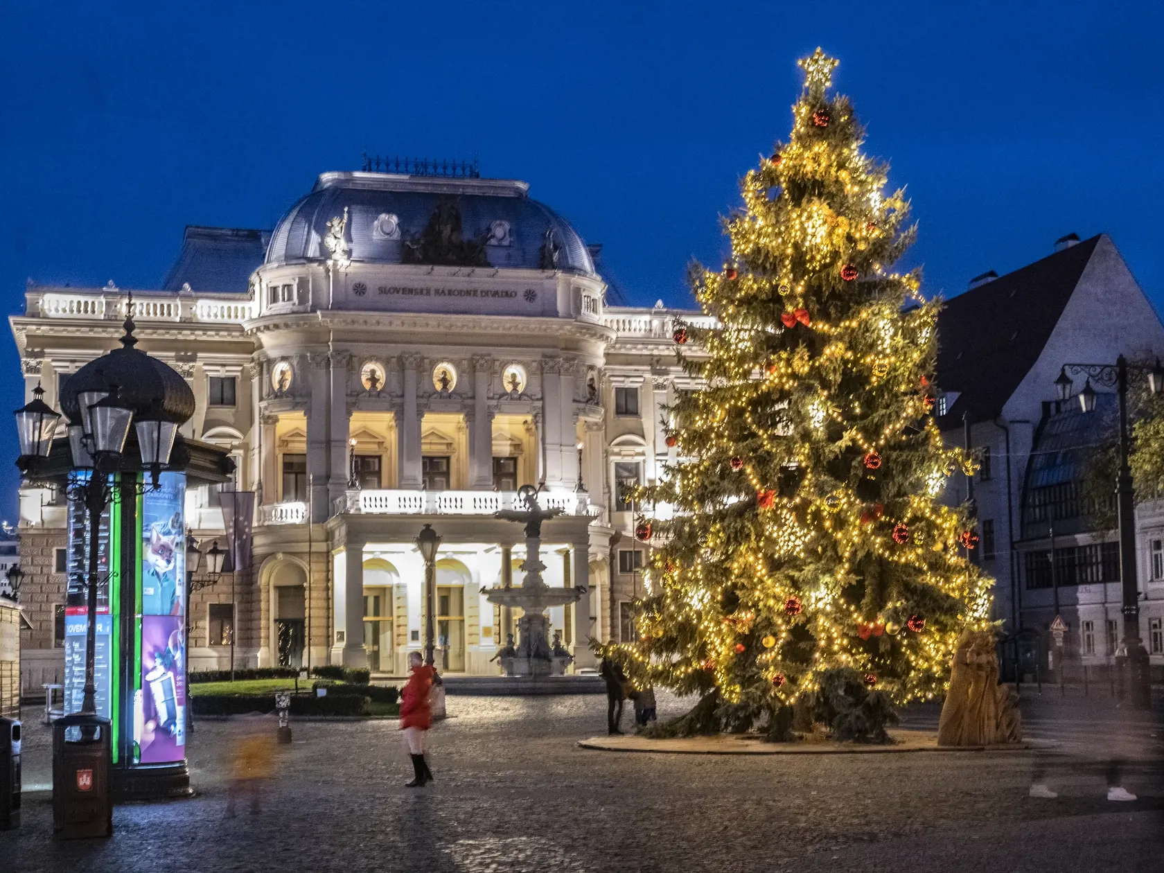 Na snímke rozsvietený vianočný strom na Hviezdoslavovom námestí  29. novembra 2021 v Bratislave. FOTO TASR - Pavel Neubauer