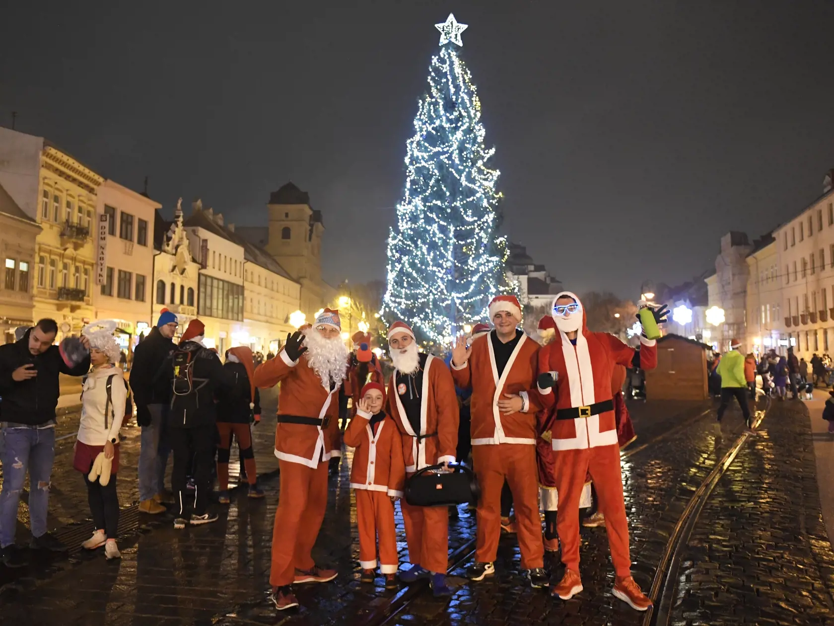 Na snímke Mikulášovia pred rozsvieteným vianočným stromom na Hlavnej ulici v Košiciach 5. decembra 2021. FOTO TASR – František Iván