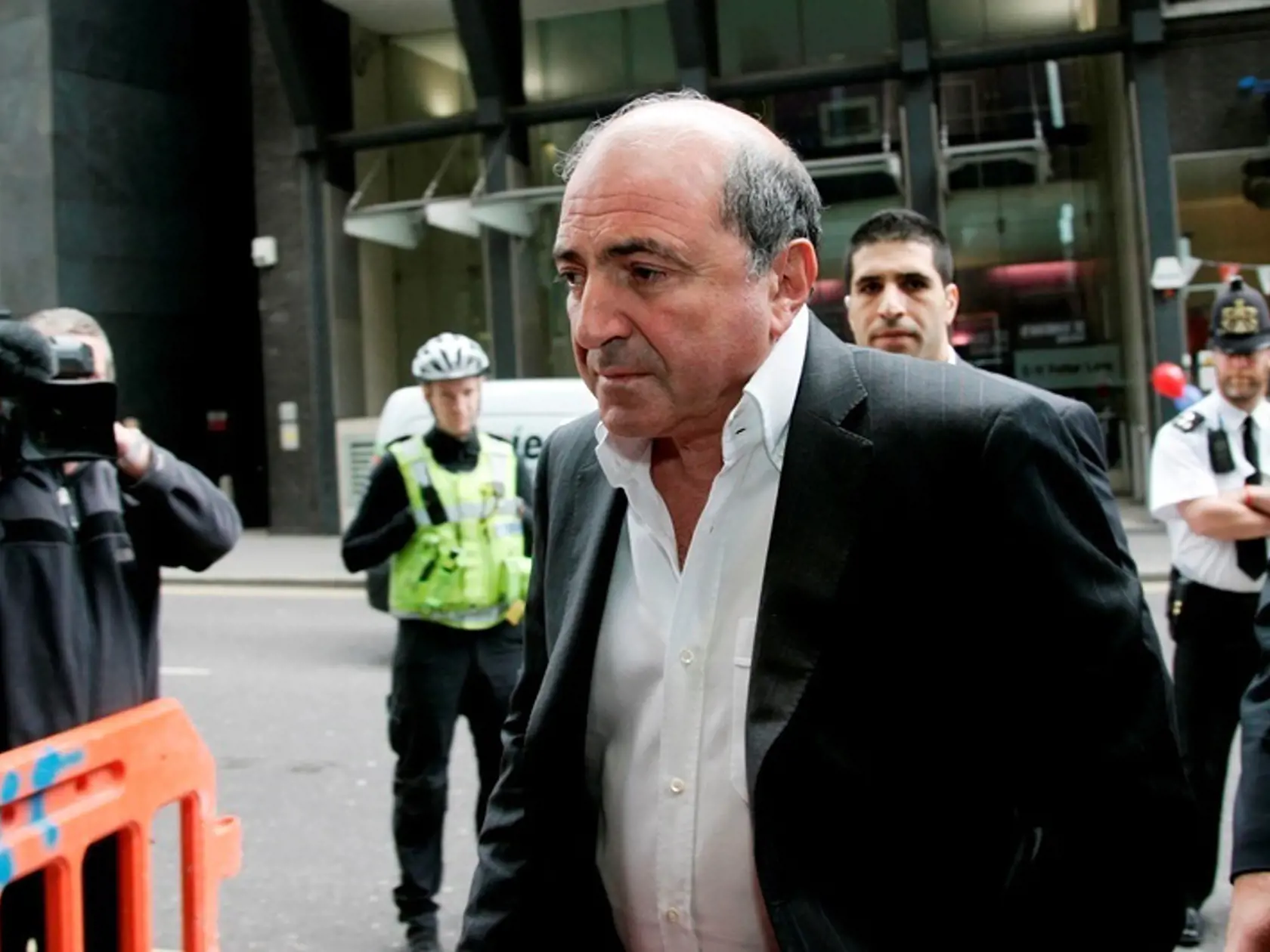 Ruského oligarchu Borisa Berezovského (67) našli v sobotu 23. marca 2013 mŕtveho údajne vo vani v jeho dome na juhovýchode Anglicka.