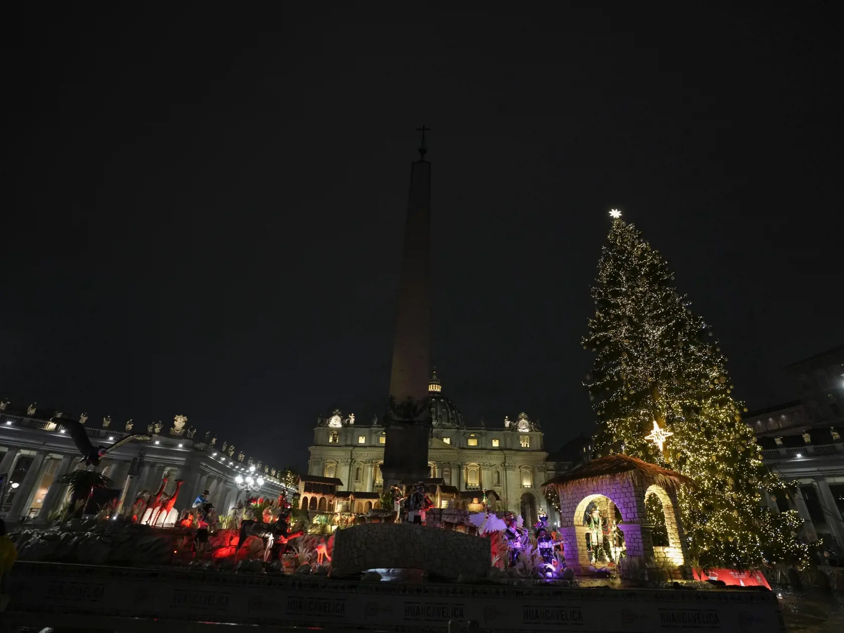 JB 37 Vatikán - Slávnostné rozsvietenie vianočného stromčeka na Námestí svätého Petra vo Vatikáne 10. decembra 2021. FOTO TASR/AP

A view of the nativity scene and the Christmas tree that adorn St. Peter's square at the Vatican, during the lighting ceremony, Friday, Dec. 10, 2021. The nativity scene is from the Huancavelica region, in Peru, and the 113-year-old, 28-meter-tall tree, a gift from the city of Andalo in Trentino Alto Adige-South Tyrol region, northeastern Italy. (AP Photo/Alessandra 