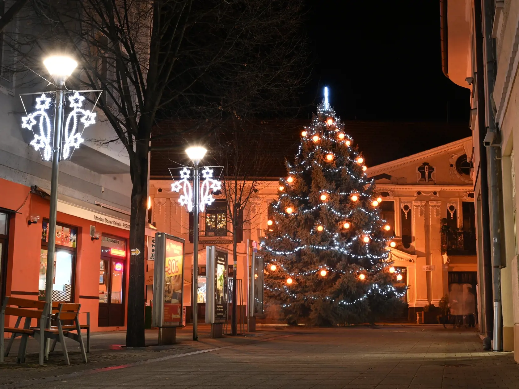Na snímke osvetlený vianočný strom v Piešťanoch v stredu 1. decembra 2021. FOTO TASR - Lukáš Grinaj