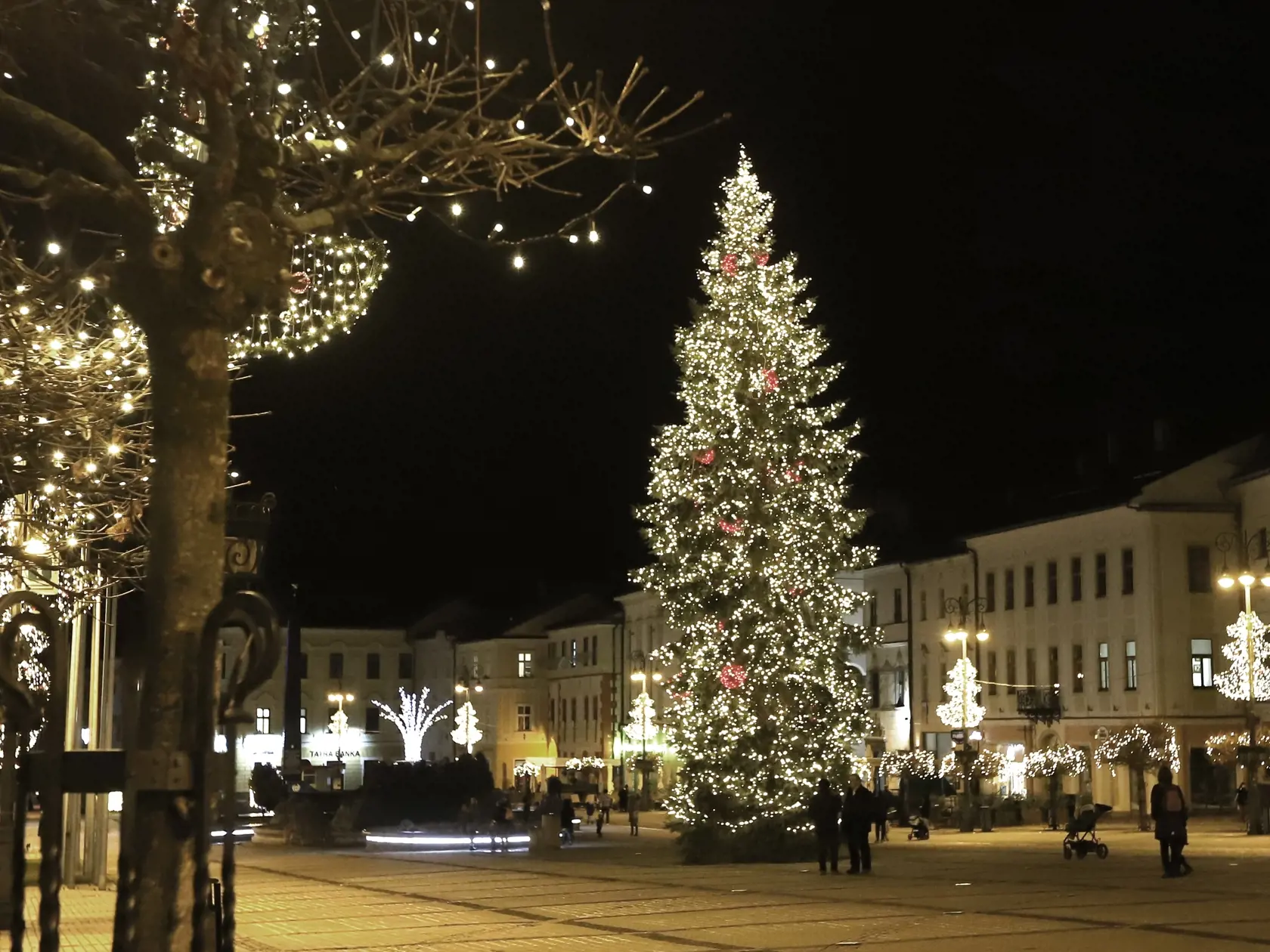Na snímke rozsvietený vianočný strom na Námestí SNP v Banskej Bystrici 29. novembra 2021. FOTO TASR - Ján Krošlák