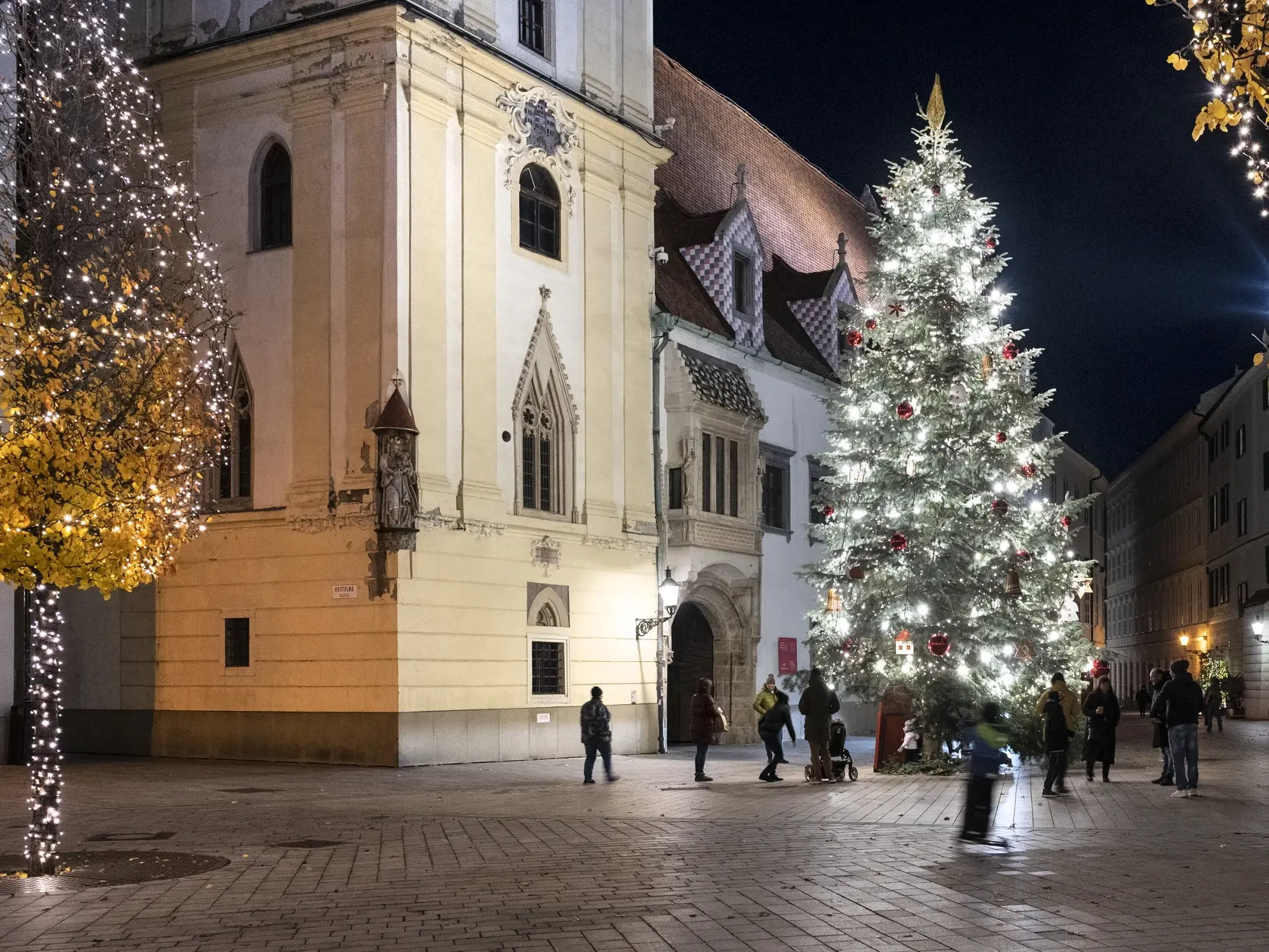 Na snímke rozsvietený vianočný strom na Hlavnom námestí 29. novembra 2021 v Bratislave. FOTO TASR - Pavel Neubauer