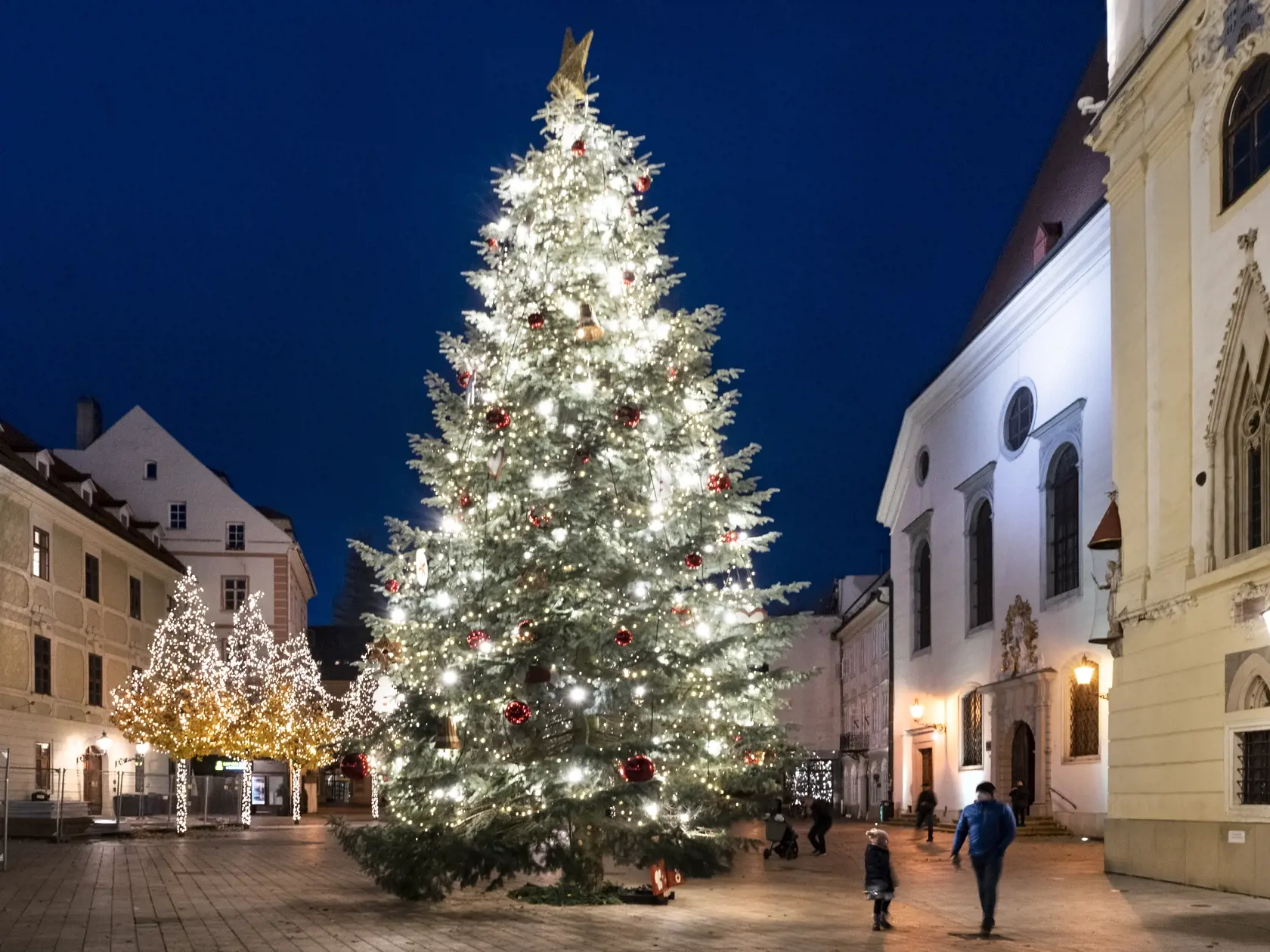 Na snímke rozsvietený vianočný strom na Hlavnom námestí 29. novembra 2021 v Bratislave. FOTO TASR - Pavel Neubauer