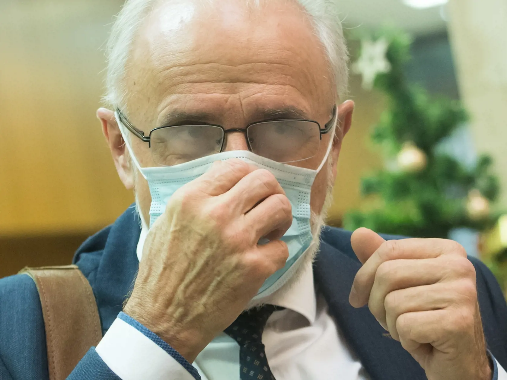 Na snímke minister pôdohospodárstva a rozvoja vidieka SR Ján Mičovský prichádza na mimoriadne 56. zasadnutie vlády SR 4. decembra 2020 v Bratislave. FOTO  TASR - Martin Baumann