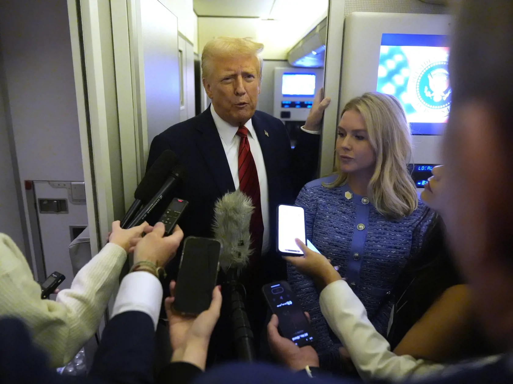 Americký prezident Donald Trump odpovedá novinárom na palube lietadla počas cesty z Miami na základňu Andrews v štáte Maryland v pondelok 27. januára 2025.