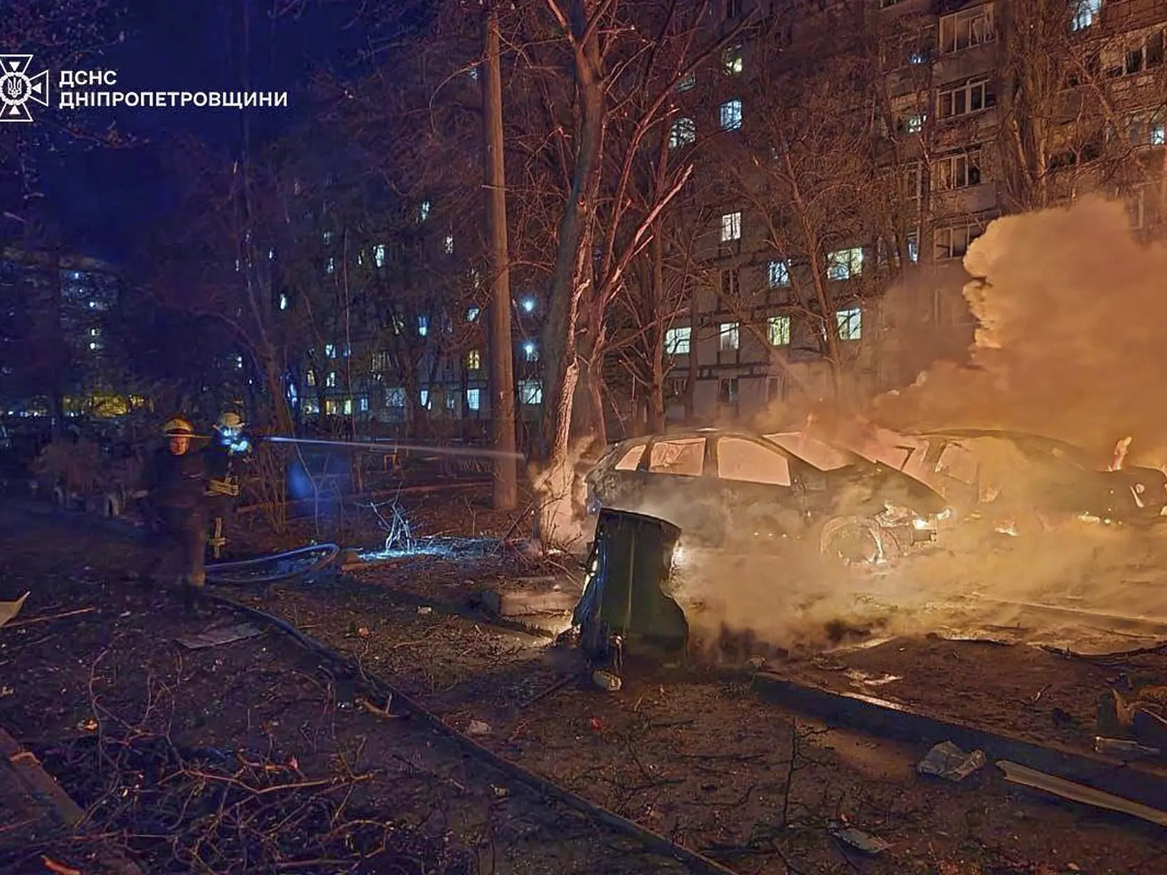 Príslušníci záchranných zložiek hasia požiar po leteckom útoku ruskej armády na ukrajinské mesto Dnipro v stredu 9. apríla 2025.