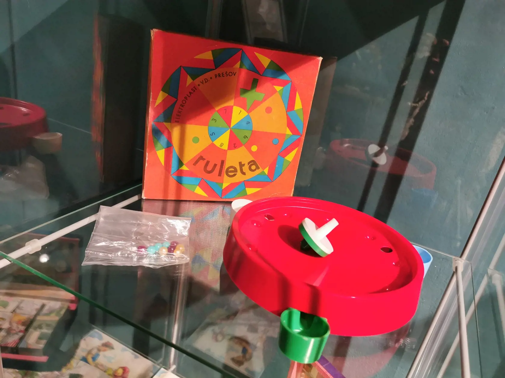 Spomínate si ešte na unikátnu retro hru Ruleta? Ruletu mohli hrať deti aj dospelí a počet hráčov nebol obmedzený. Hráči vsádzali na hracie pole a ruleta s guličkou sa dala do pohybu. Hracie pole, do ktorého gulička zapadla bola víťazné číslo a prehrané stávky šli do banku.