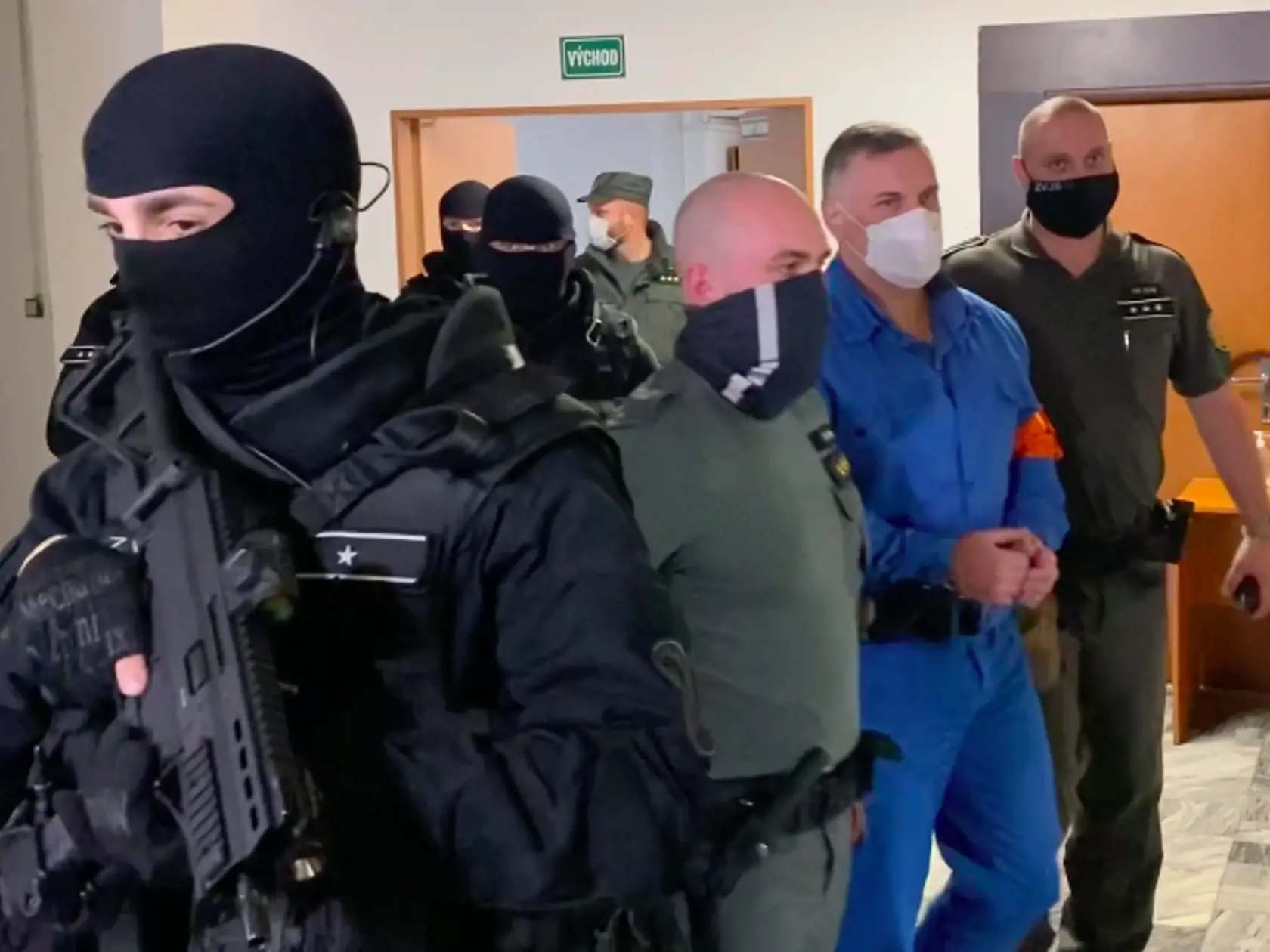 Mikuláša Černáka priviezli na prešovský okresný súd v putách. Na rozdiel od neho mal jeho bývalý poskok Slavomír Surový aj takzvaného medveďa, putá aj na nohách.