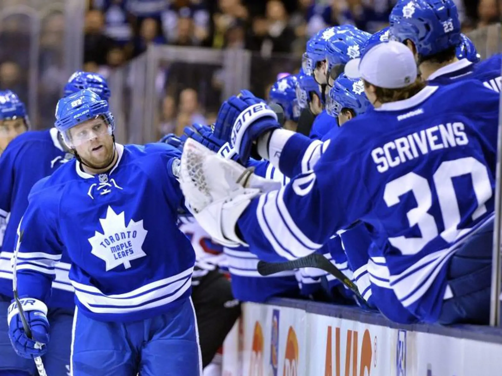 Útočník Toronta Phil Kessel oslavuje spoločne so spoluhráčmi gól v sieti NY Rangers.