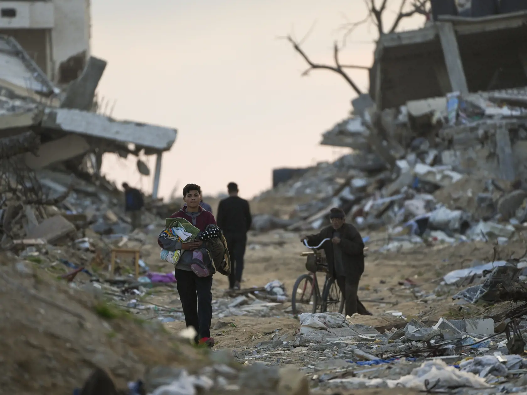 WA 37 Gaza - Ľudia kráčajú medzoi troskami zničených budov počas bojov medzi izraelskom armádou a palestínskym militantným hnutím Hamas v meste Gaza v utorok 4. februára 2025. FOTO TASR/AP


Palestinians walk along a street in Gaza City, littered with rubble from buildings destroyed during the Israeli army's ground and air offensive against Hamas in Gaza City, Tuesday Feb. 4, 2025.(AP Photo/Abdel Kareem Hana)