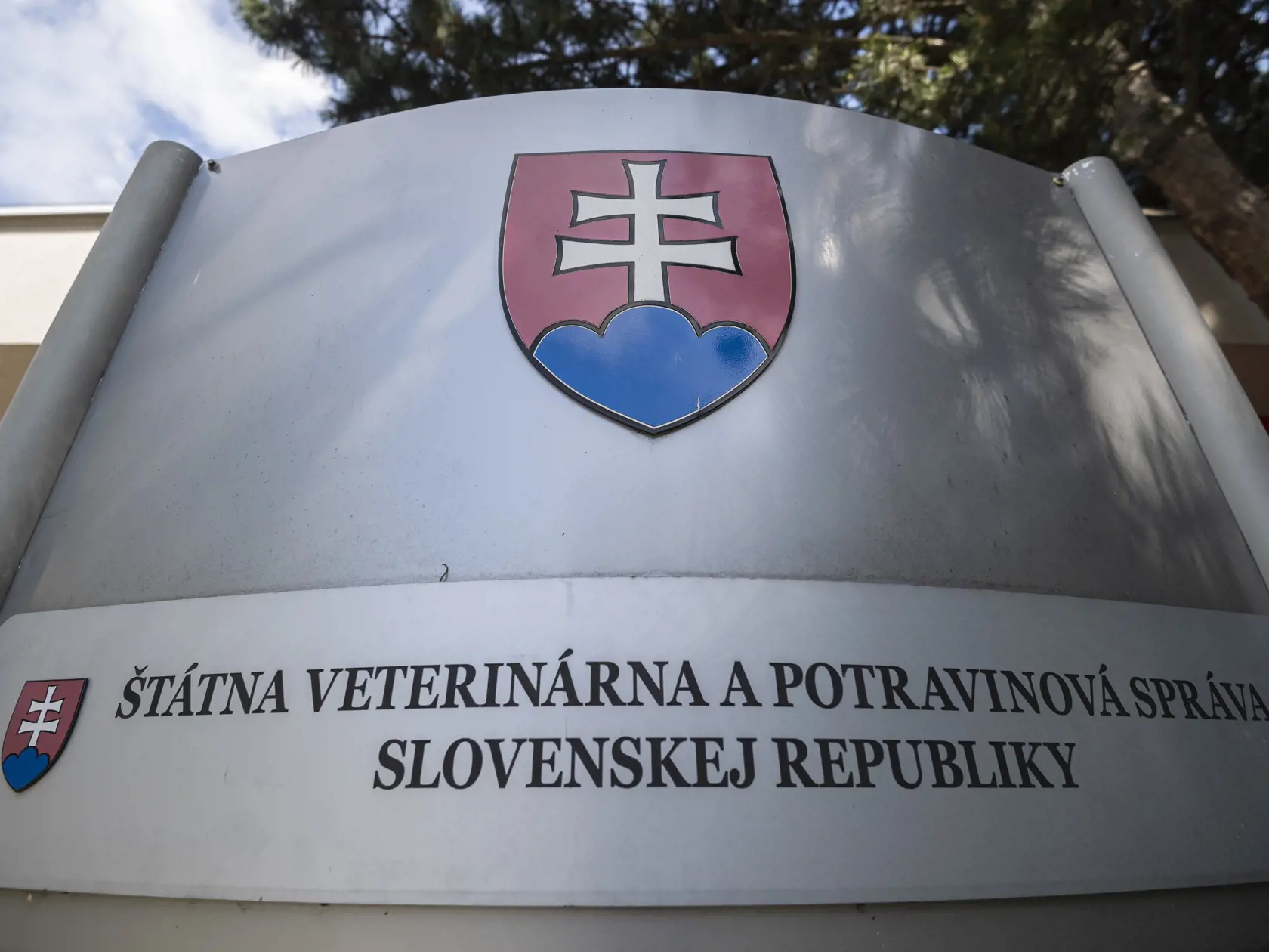 Na snímke nápis na tabuli pred budovou, v ktorej sídli Štátna veterinárna a potravinová správa SR (ŠVPS) a Komora veterinárnych lekárov (KVL) SR na Botanickej ulici v Bratislave 15. júla 2020. FOTO TASR - Jaroslav Novák