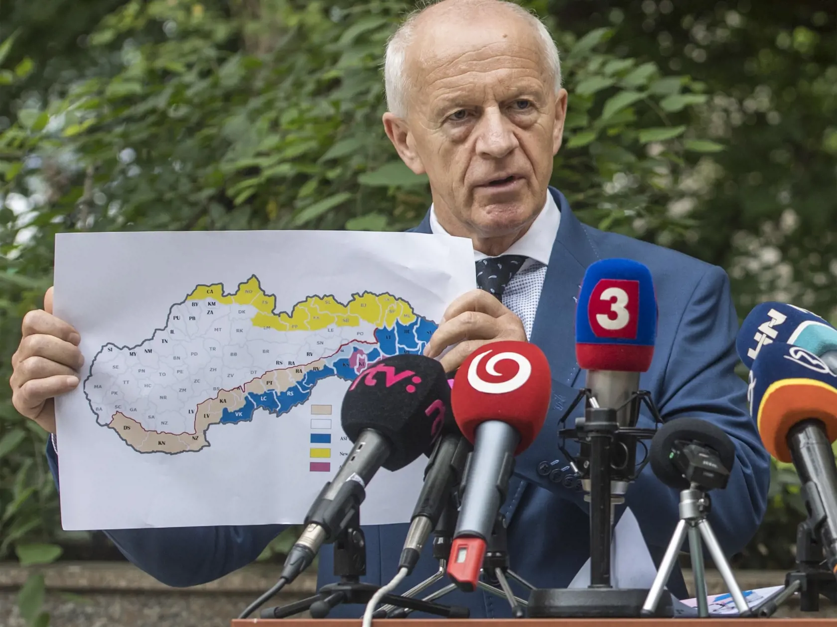Riaditeľ Śtátnej veterinárnej a potravinovej správy (ŠVPS) SR Jozef Bíreš počas brífingu, na ktorej sa minister pôdohospodárstva a rozvoja vidieka (MPVR) SR Ján Mičovský (nie je na snímke) vyjadril k rozhodnutiam Mateja Vigodu, generálneho riaditeľa štátneho podniku LESY SR a zaujal stanovisko k rozširujúcemu sa africkému moru ošípaných na Slovensku v stredu 29. júla 2020 v Bratislave. FOTO TASR - Martin Baumann