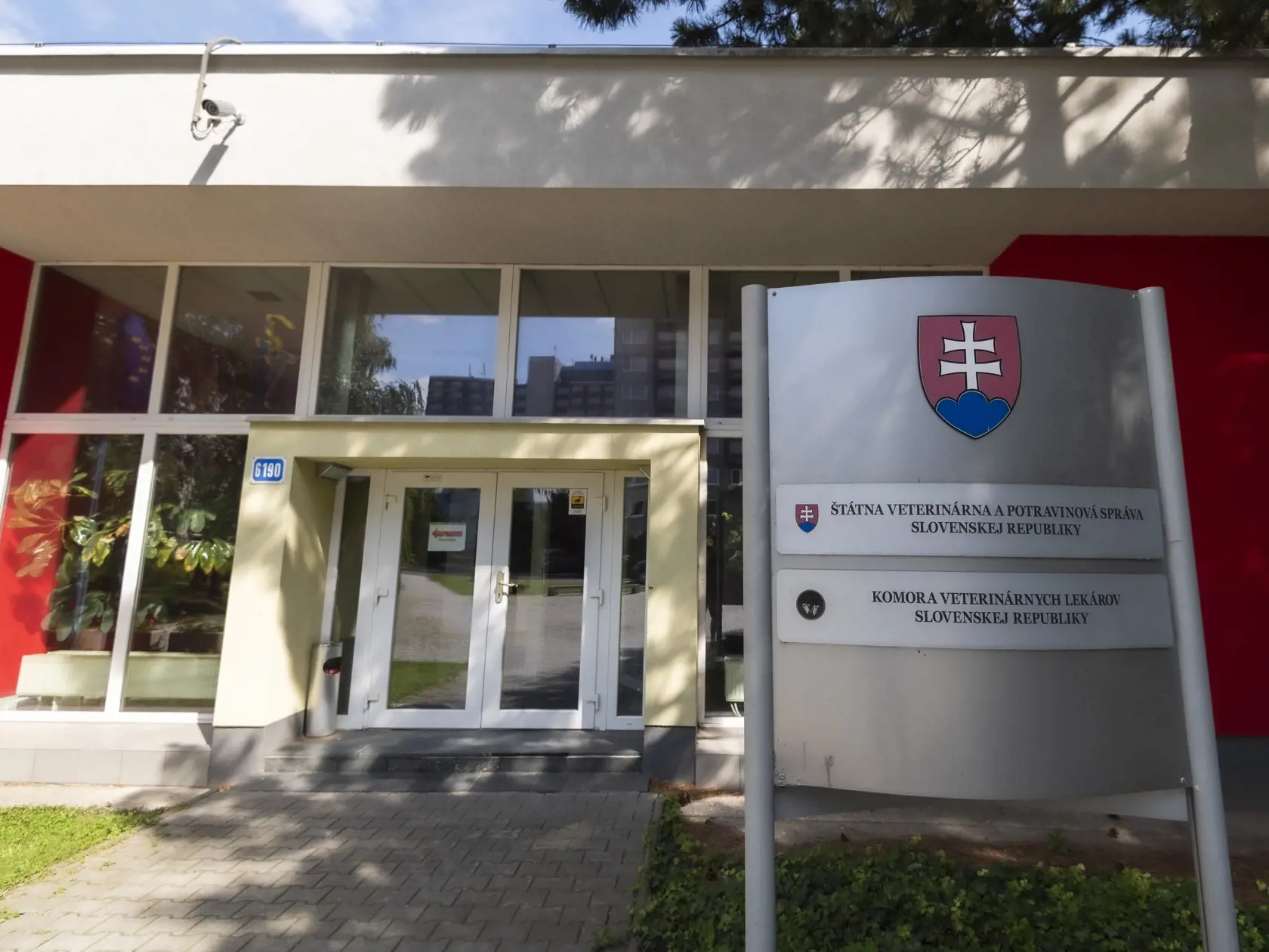 Na snímke budova, v ktorej sídli Štátna veterinárna a potravinová správa SR (ŠVPS) a Komora veterinárnych lekárov (KVL) SR na Botanickej ulici v Bratislave 15. júla 2020. FOTO TASR - Jaroslav Novák