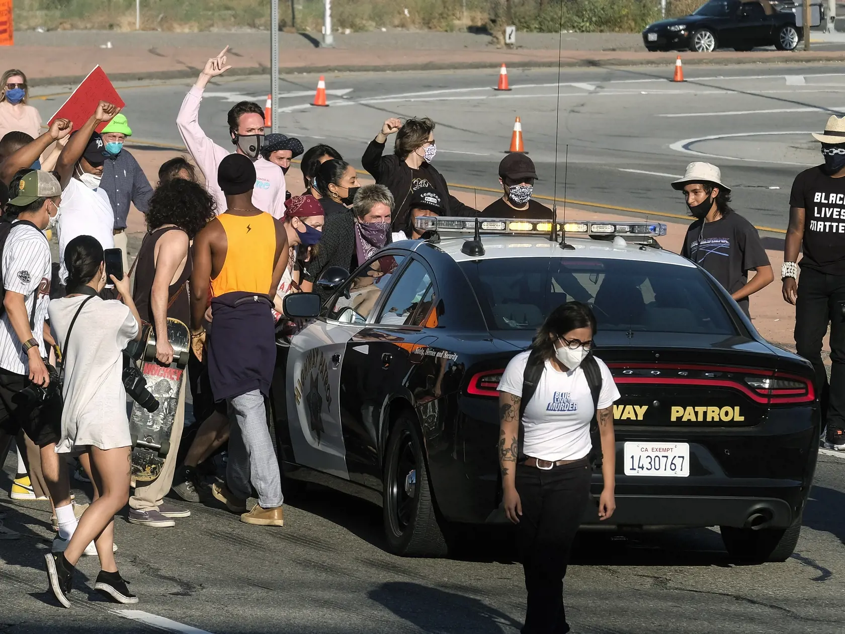 WA 15 Minneapolis - Demonštranti blokujú policajné auto počas pokračujúcich protestov proti zásahu polície v americkom meste Minneapolis v stredu 27. mája 2020. Afroameričana menom George Floyd zatkla polícia v pondelok večer. Videozáznam zhotovený okolostojacimi ľuďmi zachytáva spútaného muža ležiaceho na zemi. Jeden z policajtov v kľaku tlačil kolenom na Floydov krk. Zatknutý upozorňoval na bolesť a kričal, že nemôže dýchať. Krátko na to zomrel v nemocnici. Štyroch policajtov, ktorí sa na zása