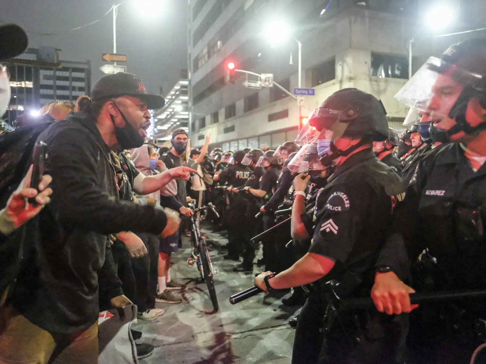KK2 Los Angeles  - Na snímke protestujúci konfrontujú policajtov počas protestu proti policajnému zásahu 30. mája 2020 v Los Angeles. Protesty proti smrti neozbrojeného muža čiernej pleti, ktorý v americkom meste Minneaopolis, štát Minnesota, zomrel po zásahu belošského policajta, pokračovali aj napriek zákazu vychádzania až do piatkových neskorých večerných hodín, pričom nepokoje vypukli aj v ďalších mestách na území Spojených štátov. Afroameričana menom George Floyd zatkla polícia v pondelok v