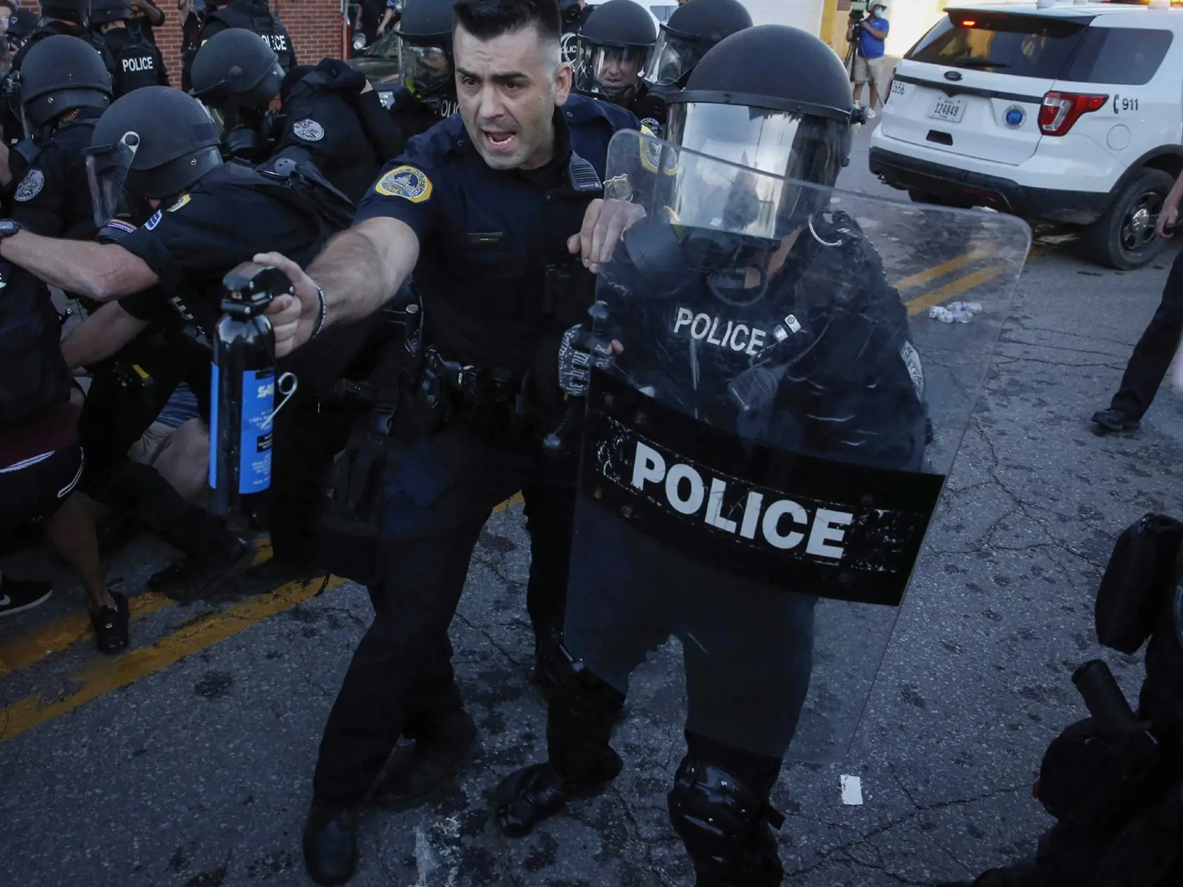 KK4 Des Moines - Na snímke policajt so slzným plynom počas protestu proti policajnému zásahu 29. mája 2020 v Des Moines. Protesty proti smrti neozbrojeného muža čiernej pleti, ktorý v americkom meste Minneaopolis, štát Minnesota, zomrel po zásahu belošského policajta, pokračovali aj napriek zákazu vychádzania až do piatkových neskorých večerných hodín, pričom nepokoje vypukli aj v ďalších mestách na území Spojených štátov. Afroameričana menom George Floyd zatkla polícia v pondelok večer. Videozá