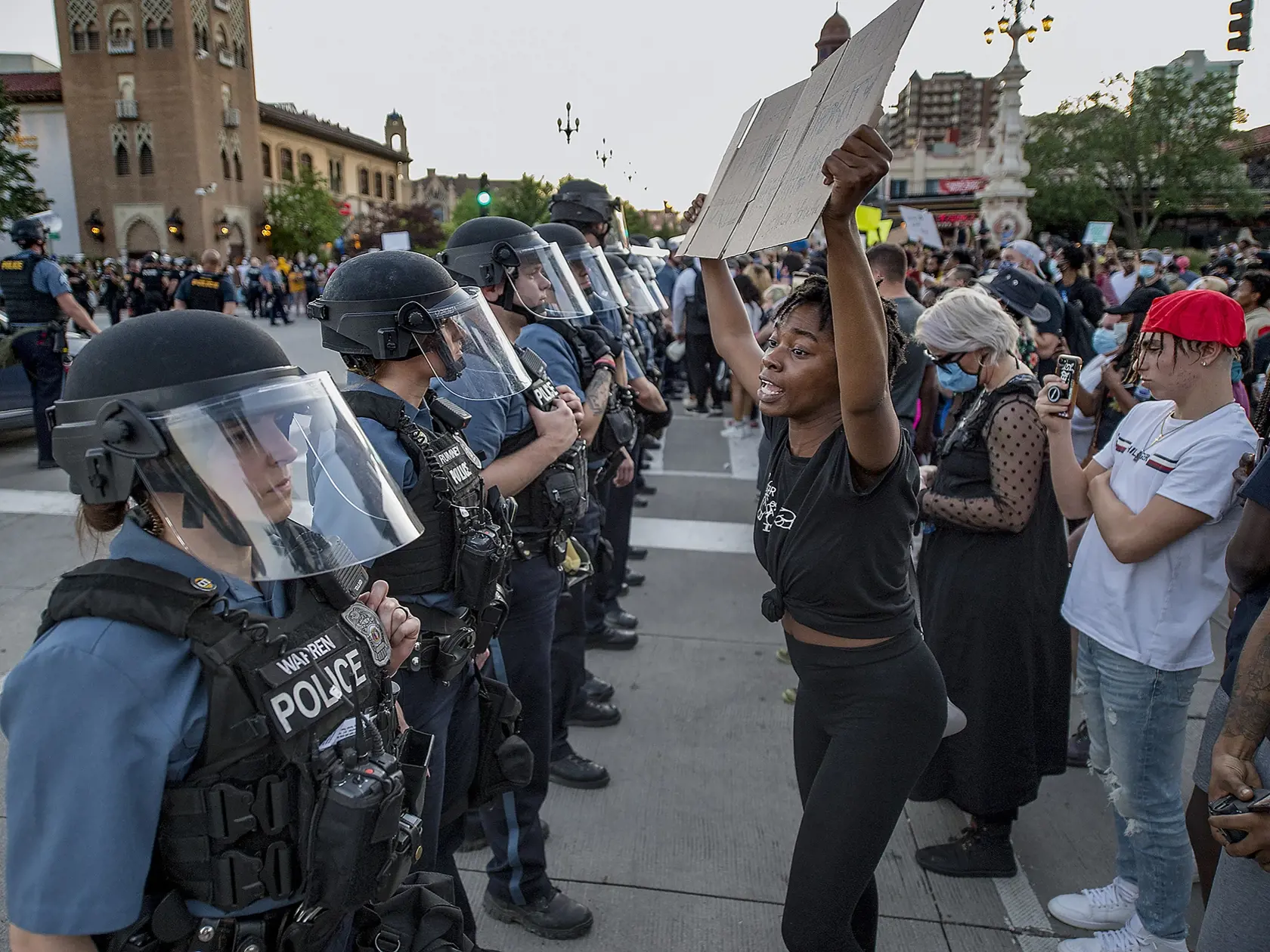 KK1 Kansas City - Na snímke žena drží plagát počas protestu proti policajnej brutalite a policajnému zásahu v piatok 29. mája 2020 v Kansas City. Protesty proti smrti neozbrojeného muža čiernej pleti, ktorý v americkom meste Minneaopolis, štát Minnesota, zomrel po zásahu belošského policajta, pokračovali aj napriek zákazu vychádzania až do piatkových neskorých večerných hodín, pričom nepokoje vypukli aj v ďalších mestách na území Spojených štátov. Afroameričana menom George Floyd zatkla polícia 
