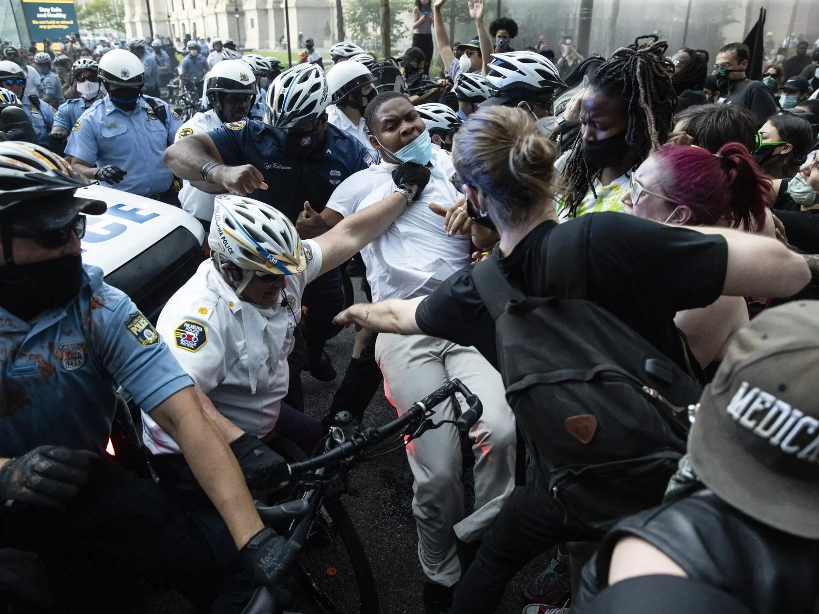 KK18 Philadelphia - Na snímke protestujúci v kolízii s políciou počas pokračujúcich protestov proti zásahu polície sobotu 30. mája 2020 vo Philadelphii. Afroameričana menom George Floyd zatkla polícia v pondelok večer. Videozáznam zhotovený okolostojacimi ľuďmi zachytáva spútaného muža ležiaceho na zemi. Jeden z policajtov v kľaku tlačil kolenom na Floydov krk. Zatknutý upozorňoval na bolesť a kričal, že nemôže dýchať. Krátko na to zomrel v nemocnici. FOTO TASR/AP
Police and protesters clash Sat