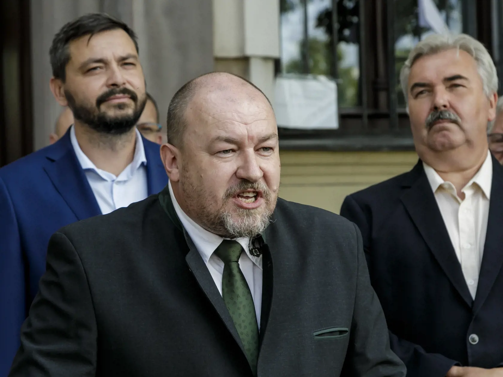 Na snímke zľava prvý podpredseda Združenie miest a obcí Slovenska (ZMOS) a starosta obce Ratkovce Martin Červenka, starosta obce Očová Rudolf Huliak a starosta obce Podhradie Miroslav Jánošík  počas tlačovej konferencie Združenia miest a obcí Slovenska na tému Žiadame o prehodnotenie manažmentu medveďa hnedého v Bratislave 19. júla 2023. FOTO TASR - Dano Veselský