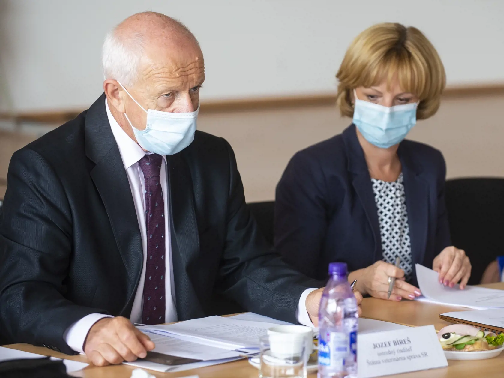 Na snímke zľava ústredný riaditeľ štátnej veterinárnej správy SR Jozef Bíreš a hlavná odborníčka pre pediatriu ministerstva školstva, vedy, výskumu a športu SR Elena Prokopová počas zasadnutia Pandemickej komisie vlády SR v Bratislave 4. septembra 2020. FOTO TASR - Jakub Kotian
