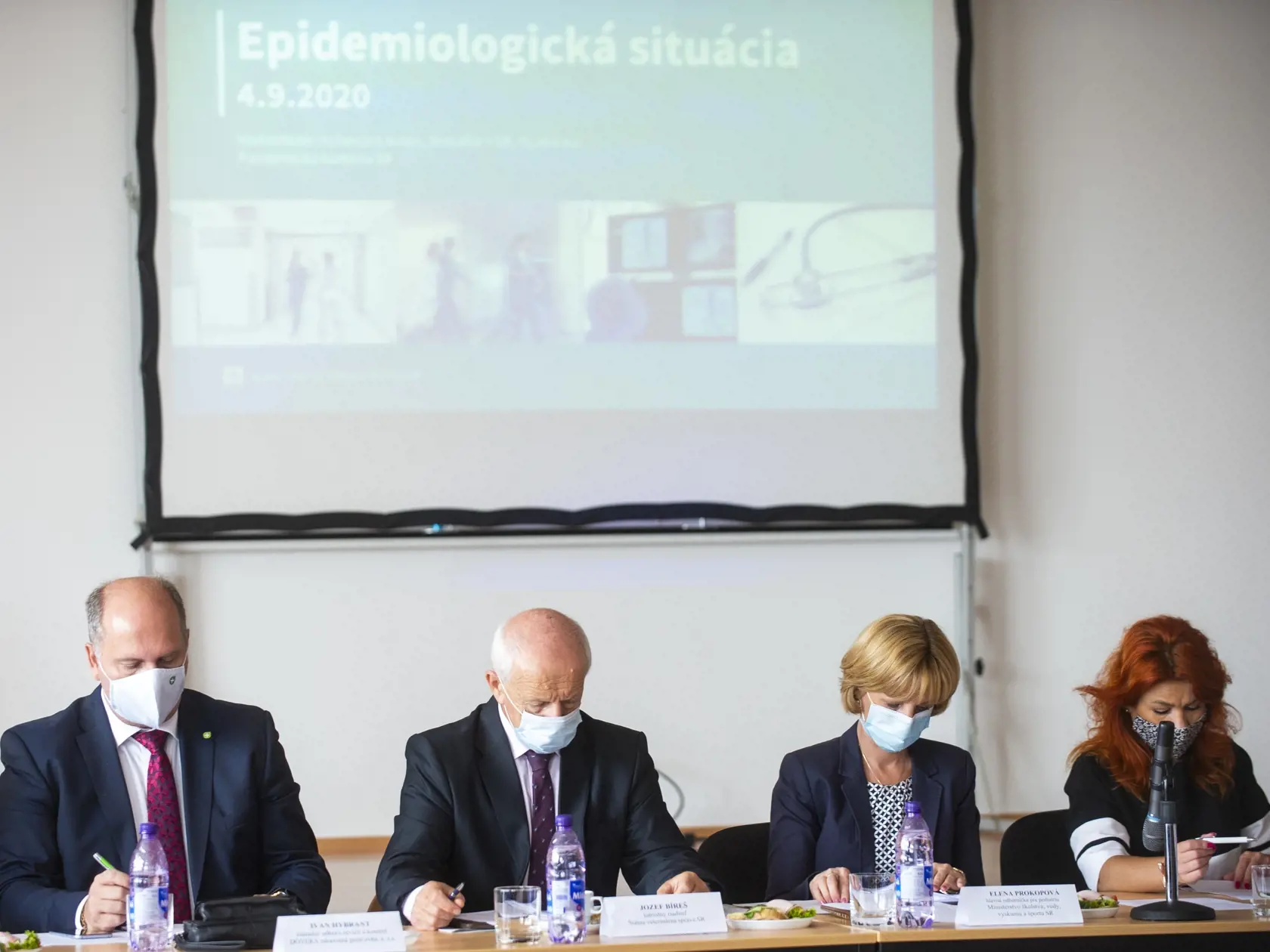 Na snímke zľava manažér odboru revízii a kontrol poisťovne Dôvera Ivan Hybrant, ústredný riaditeľ štátnej veterinárnej správy SR Jozef Bíreš, hlavná odborníčka pre pediatriu ministerstva školstva, vedy, výskumu a športu SR Elena Prokopová a zástupkyňa Trnavského samosprávneho kraja Lucia Šmidovičová počas zasadnutia Pandemickej komisie vlády SR v Bratislave 4. septembra 2020. FOTO TASR - Jakub Kotian