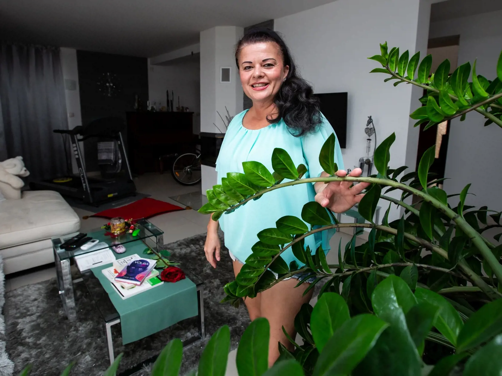 Štýlová: Jadranka nás privítala v deň svojicih narodenín v značkových šľapkách.