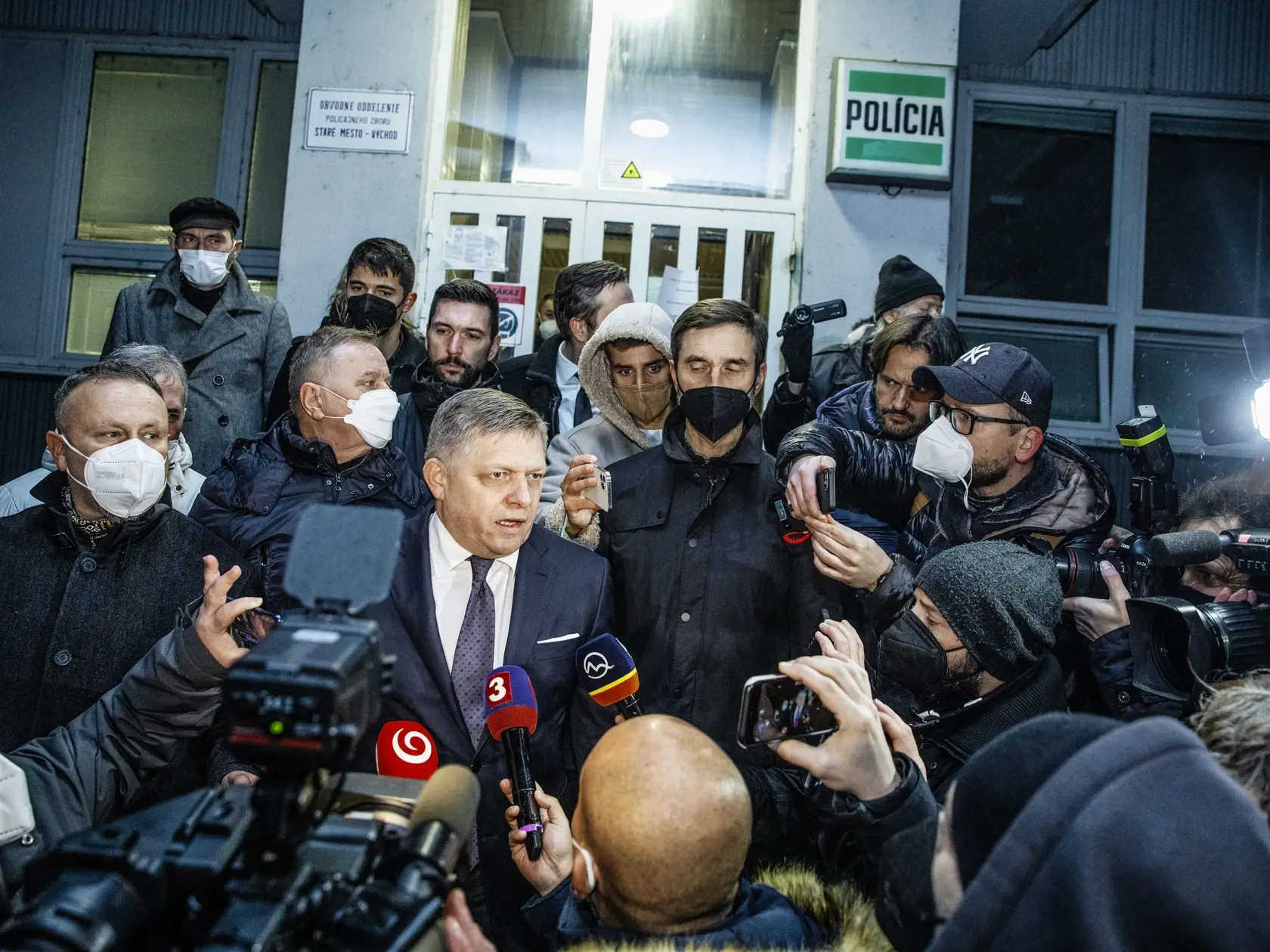 Na snímke je predseda opozičného Smeru-SD Robert Fico po opustení policajnej stanice. Roberta Fica polícia zadržala po tom, čo zvolal protestný sprievod počas lockdownu.
