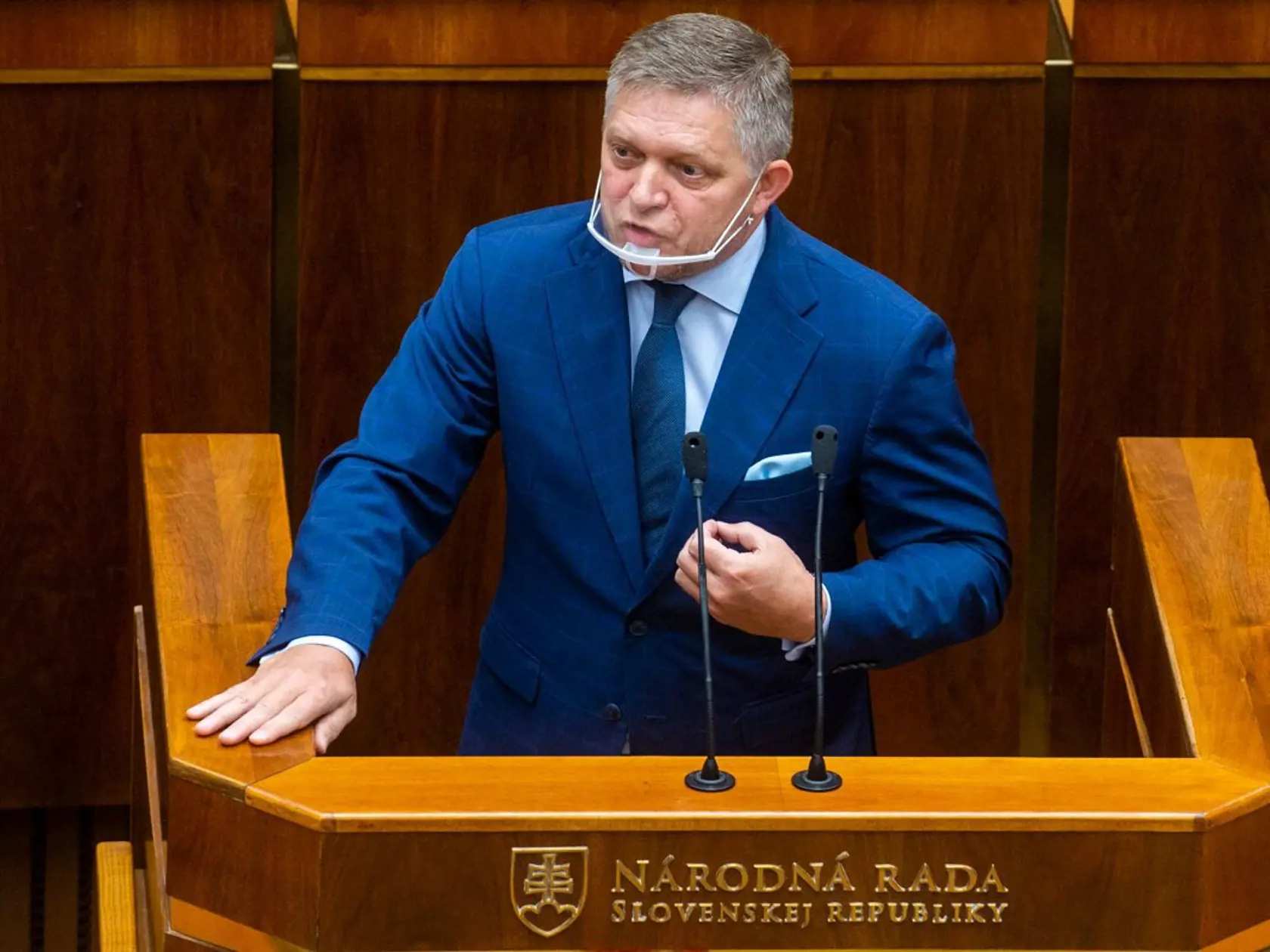 Fico sa na otázku, či dodržal karanténu a zaregistroval sa v eHranici, reagoval rozčúlene. "Trochu mi je vás ľúto. Vyzeráte smiešne a trápne, ako taká hus," zareagoval na otázku. "Čo vás je do toho, či som niekde bol alebo nebol? Ja vždy rešpektujem pravidlá hry tak, ako sú nastavené," dodal politik. K téme viac povedať odmietol. Verejnosť sa teda ani tentokrát nedozvedela detaily o očkovaní proti covidu.